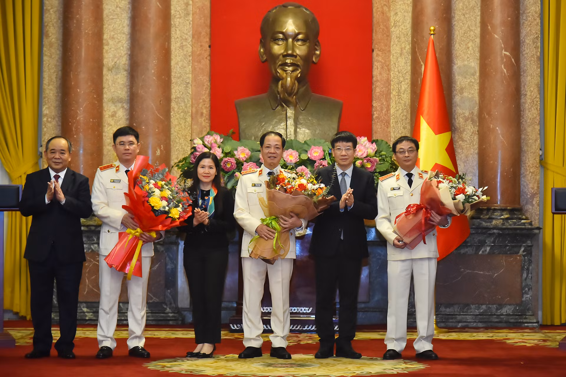 Đại diện lãnh đạo các Văn phòng Chủ tịch nước, Chính phủ, Quốc hội chúc mừng các đồng chí được bổ nhiệm.