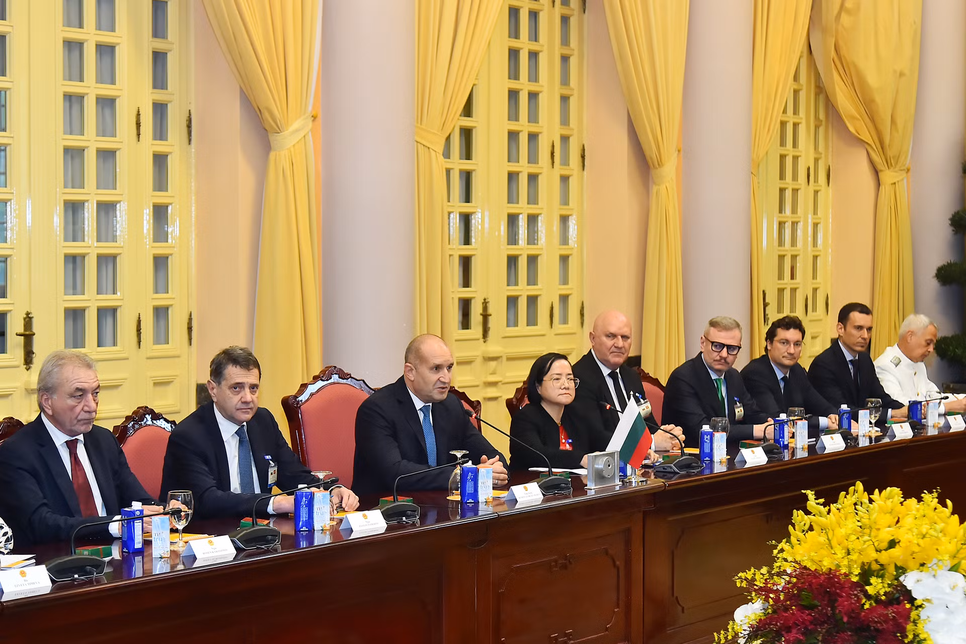 Tổng thống Bulgaria Rumen Radev cùng các thành viên tháp tùng tại hội đàm. Tổng thống Bulgaria Rumen Radev cùng các thành viên tháp tùng tại hội đàm.