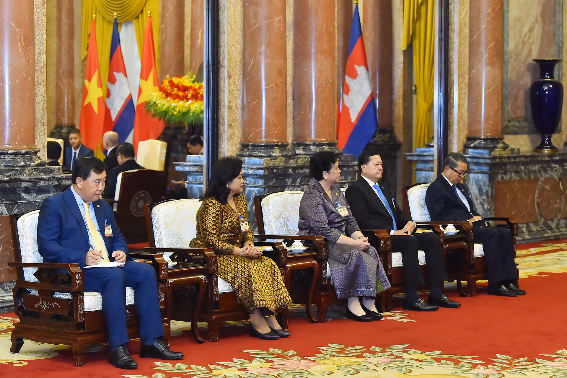 Các đại biểu tháp tùng Quốc vương Campuchia tham dự hội kiến.