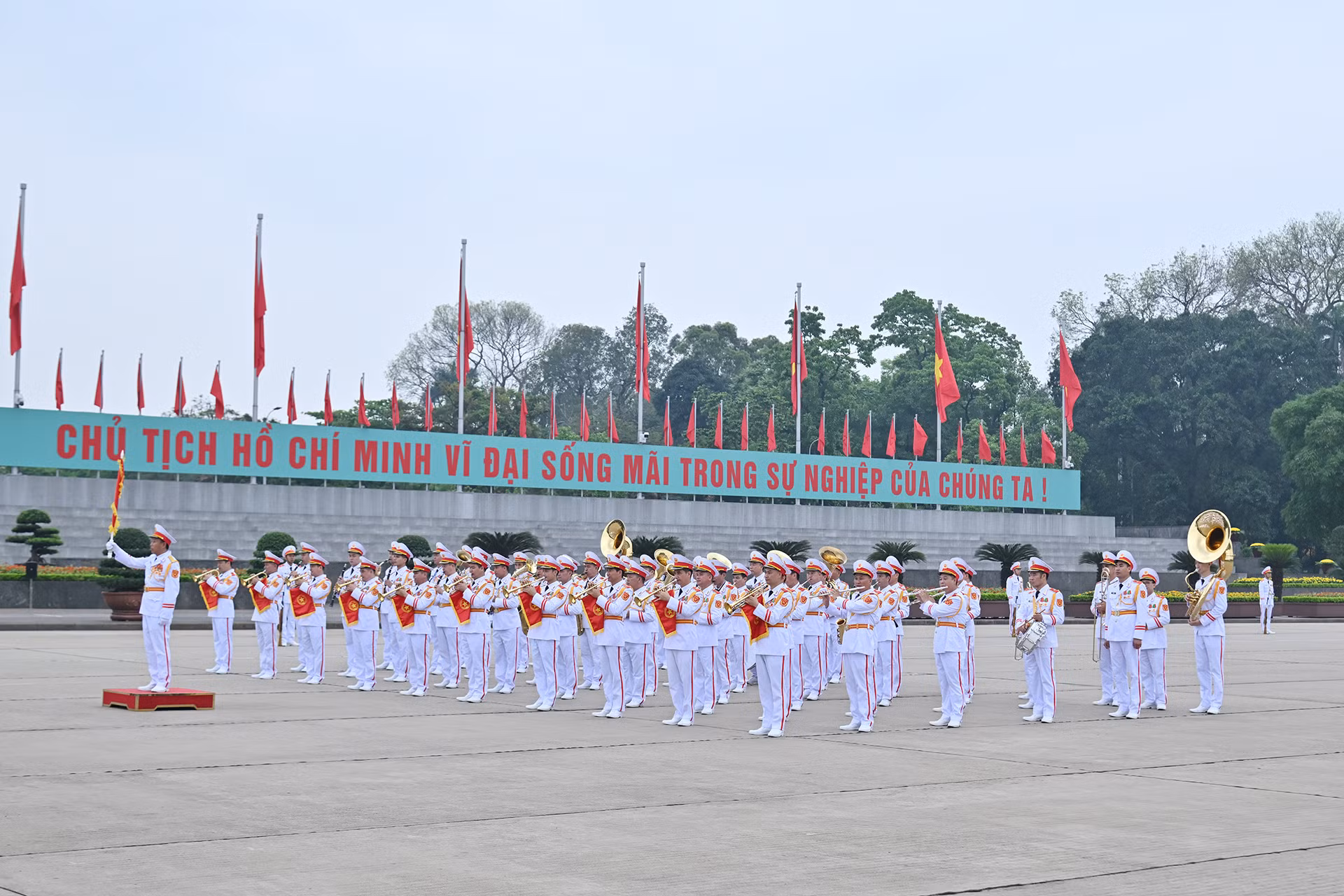 Đoàn Quân nhạc thực hiện nghi thức tại buổi lễ trên Quảng trường Ba Đình. Đoàn Quân nhạc thực hiện nghi thức tại buổi lễ trên Quảng trường Ba Đình.