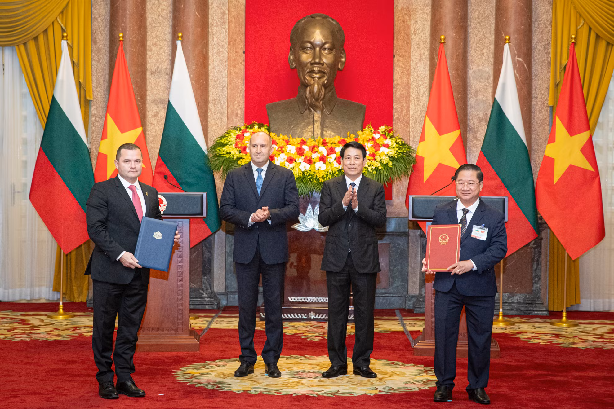 Chủ tịch nước Lương Cường và Tổng thống Bulgaria Rumen Radev chứng kiến lễ trao Bản ghi nhớ hợp tác giữa Ủy ban nhân dân thành phố Cần Thơ và chính quyền thành phố Ruse.