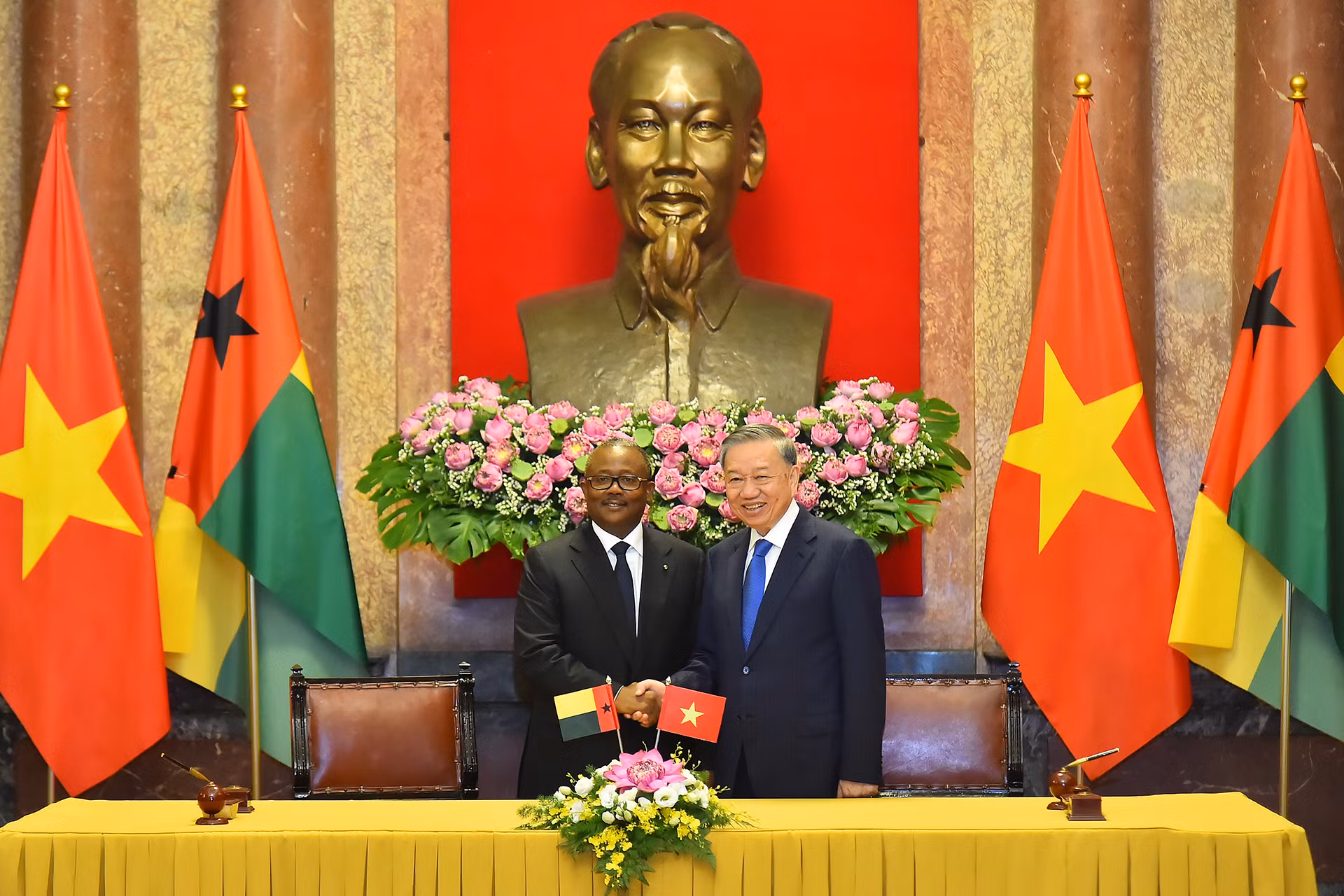 Tổng Bí thư, Chủ tịch nước Tô Lâm và Tổng thống Cộng hòa Guinea-Bissau Umaro Sissoco Embaló sau lễ ký kết.