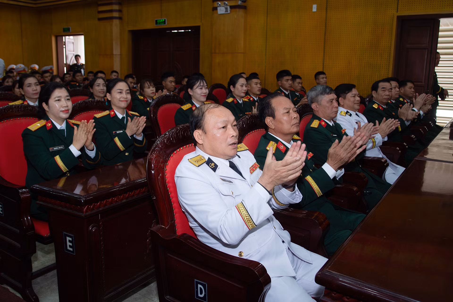 Các đại biểu tham dự buổi làm việc.