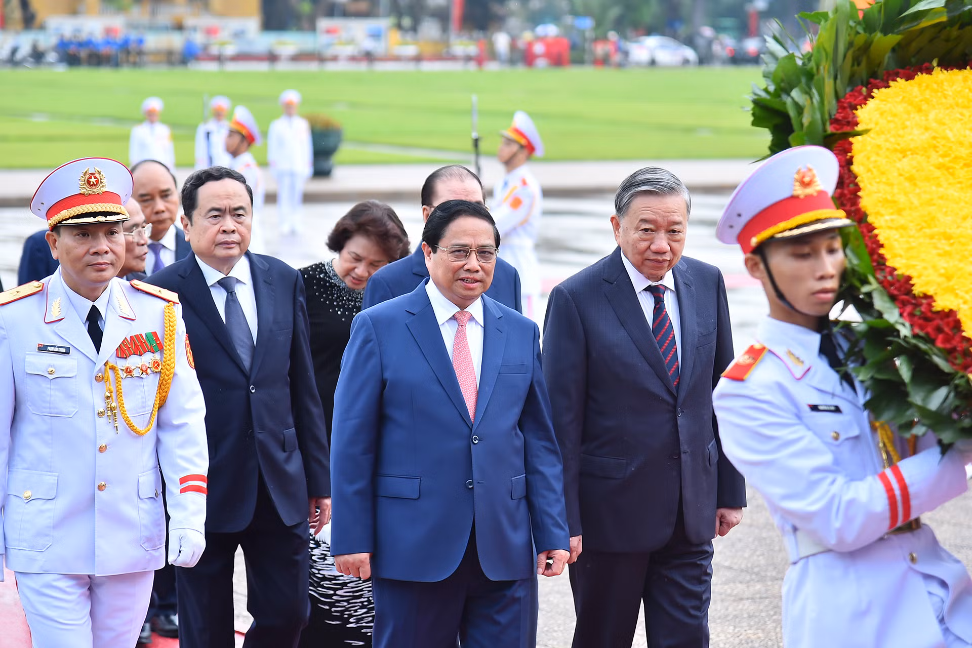 [Ảnh] Các đồng chí lãnh đạo Đảng, Nhà nước vào Lăng viếng Chủ tịch Hồ Chí Minh ảnh 1