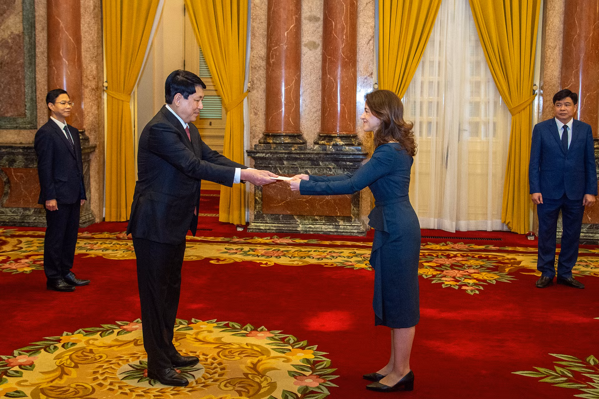 Chủ tịch nước Lương Cường nhận Quốc thư từ Đại sứ Cộng hòa Colombia Camila Maria Polo Florez.