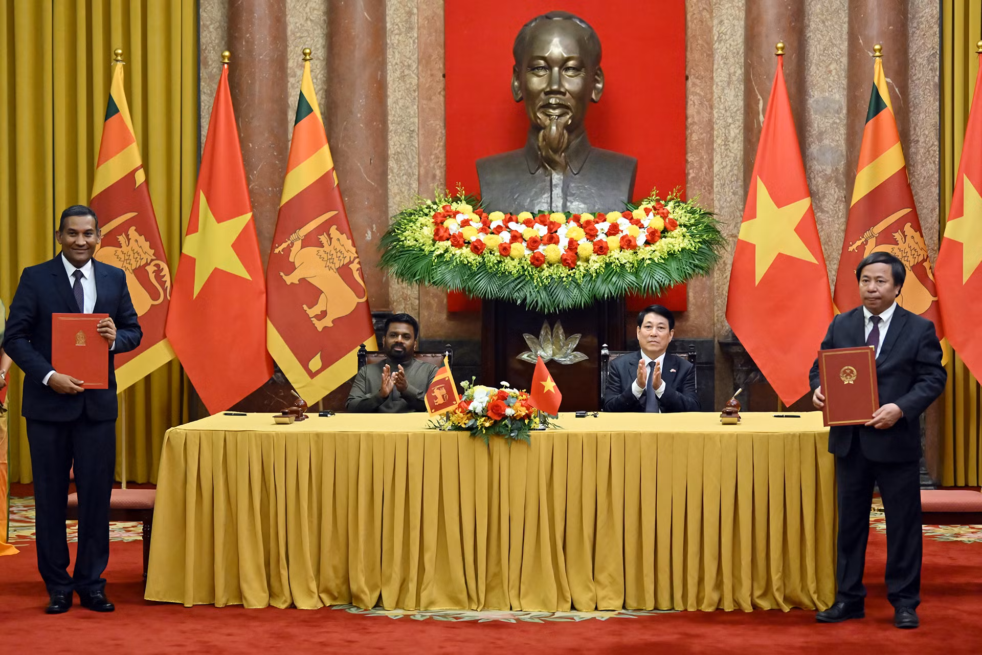 Chủ tịch nước Lương Cường và Tổng thống Sri Lanka Anura Kumara Dissanayaka chứng kiến lễ ký Biên bản ghi nhớ hợp tác trong lĩnh vực khoa học nông nghiệp giữa Viện Khoa học Nông nghiệp Việt Nam và Cục Nông nghiệp Sri Lanka. Chủ tịch nước Lương Cường và Tổng thống Sri Lanka Anura Kumara Dissanayaka chứng kiến lễ ký Biên bản ghi nhớ hợp tác trong lĩnh vực khoa học nông nghiệp giữa Viện Khoa học Nông nghiệp Việt Nam và Cục Nông nghiệp Sri Lanka.