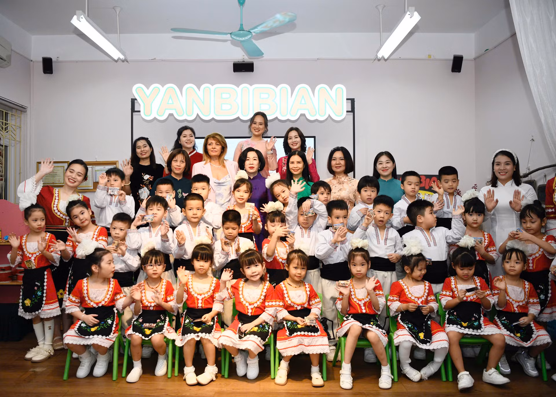 Phu nhân Chủ tịch nước Nguyễn Thị Minh Nguyệt và Phu nhân Tổng thống Bulgaria Desislava Radeva cùng giáo viên, học sinh Trường Mầm non chất lượng cao Việt-Bun.