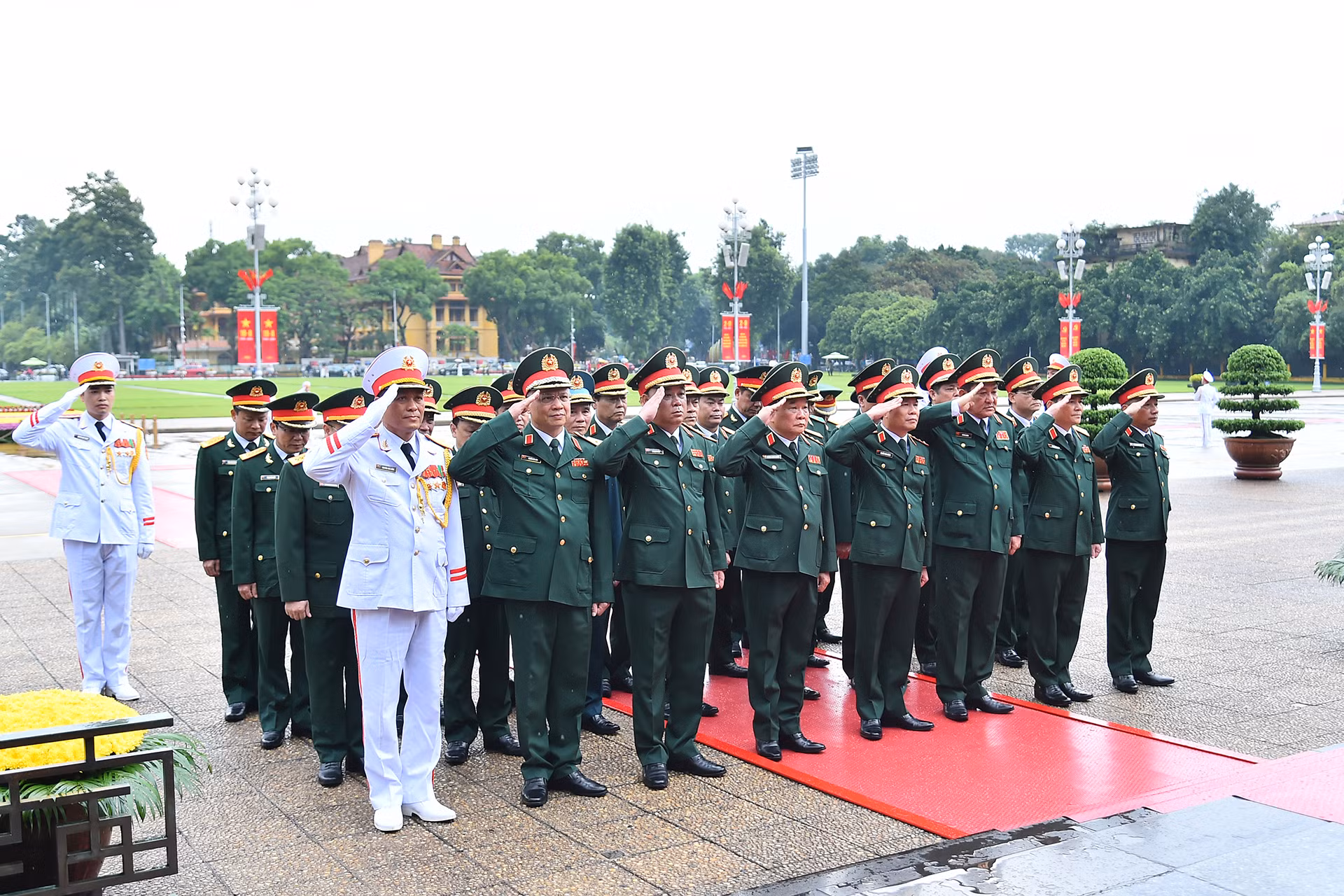 Đoàn đại biểu Quân ủy Trung ương-Bộ Quốc phòng thành kính tưởng nhớ Chủ tịch Hồ Chí Minh. Đoàn đại biểu Quân ủy Trung ương-Bộ Quốc phòng thành kính tưởng nhớ Chủ tịch Hồ Chí Minh.