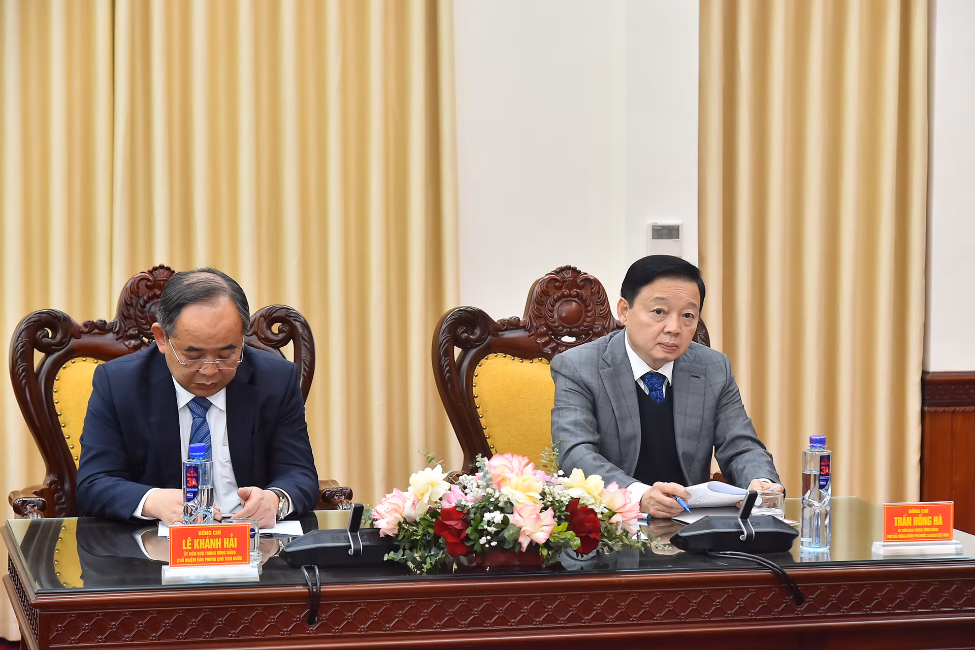 Phó Thủ tướng Trần Hồng Hà, Chủ nhiệm Văn phòng Chủ tịch nước Lê Khánh Hải tại buổi làm việc.