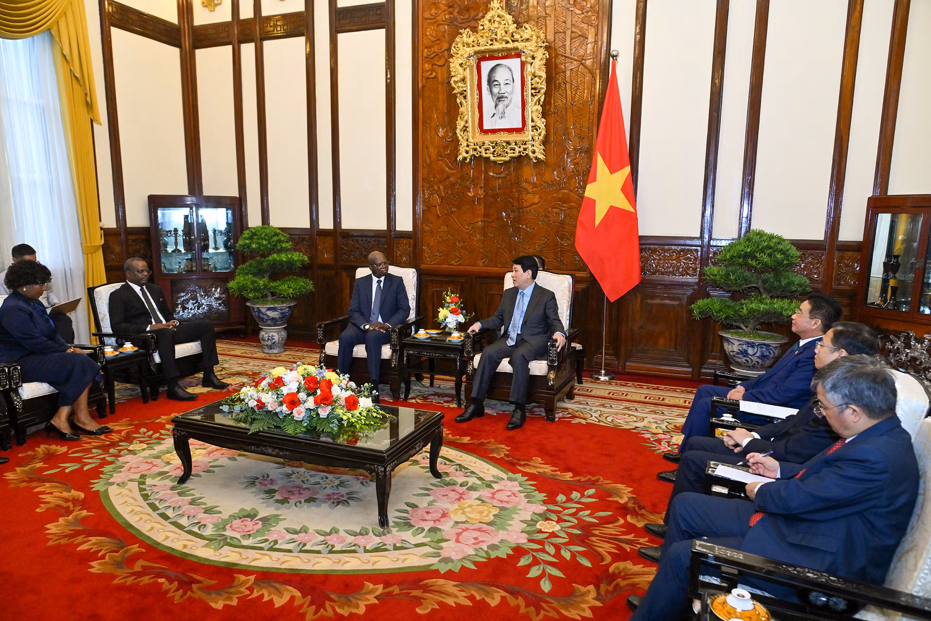 Quang cảnh buổi tiếp Đại sứ Cộng hòa Angola tại Việt Nam Fernando Miguel của Chủ tịch nước Lương Cường.