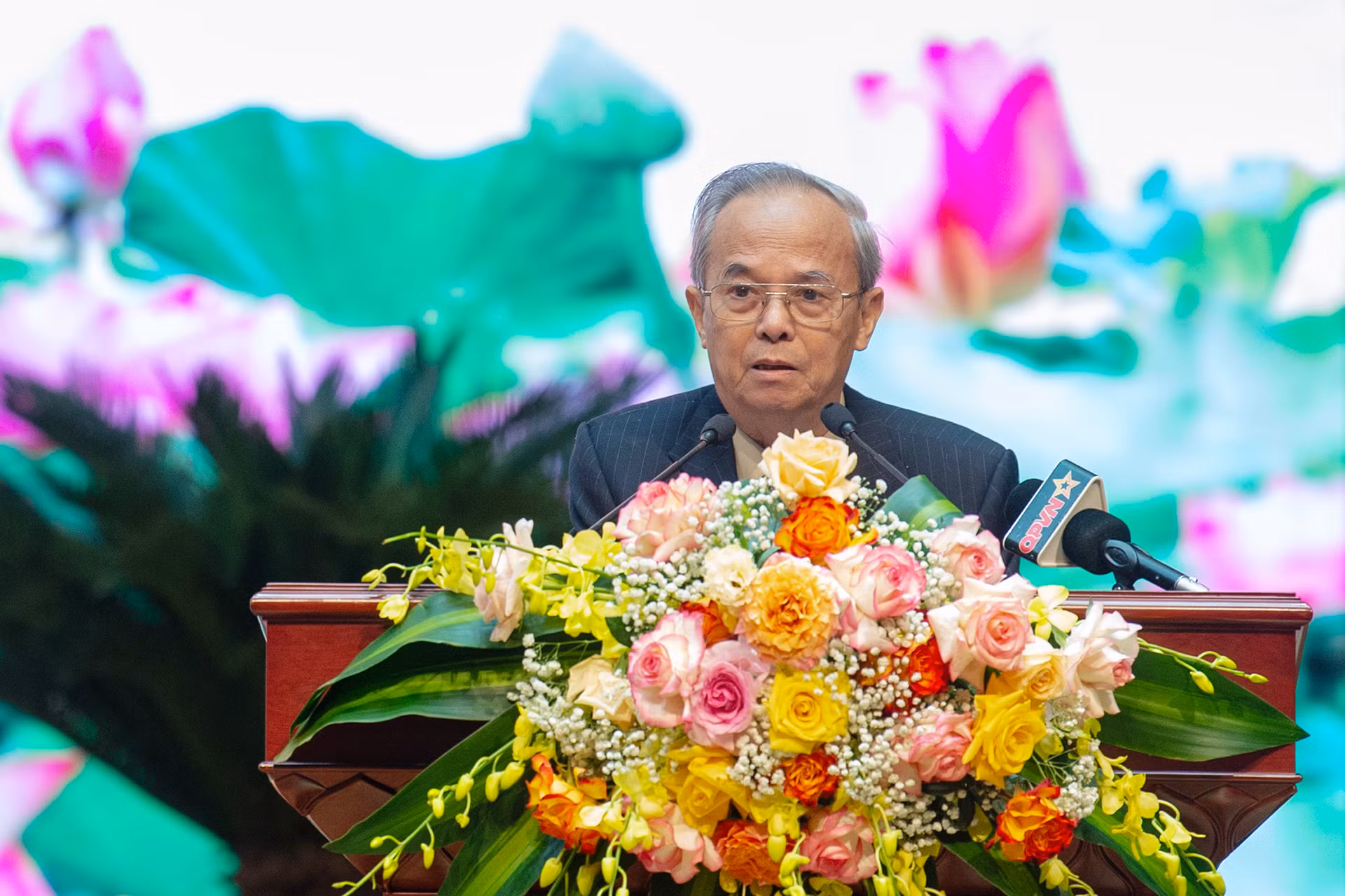 Giáo sư, tiến sĩ Đinh Xuân Dũng trình bày tham luận tại hội thảo. Giáo sư, tiến sĩ Đinh Xuân Dũng trình bày tham luận tại hội thảo.