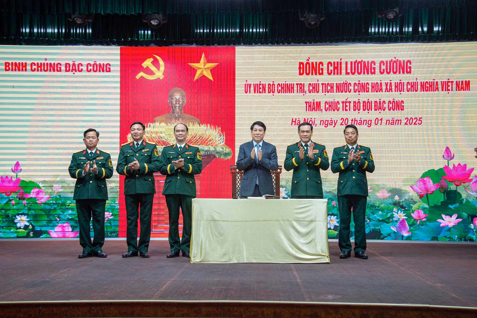 Chủ tịch nước Lương Cường với cán bộ chỉ huy Binh chủng Đặc công tại buổi làm việc.