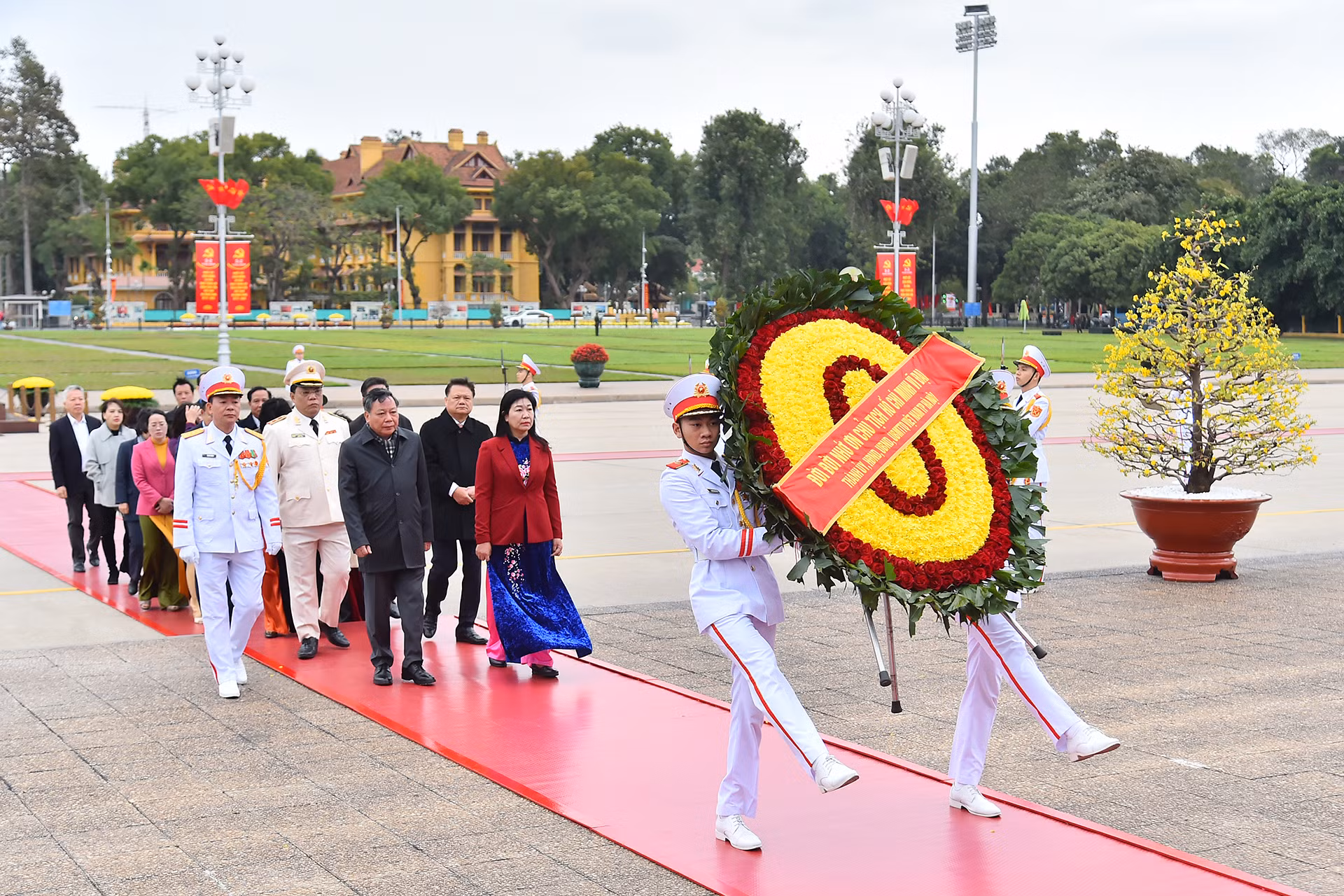 Đoàn đại biểu Thành ủy, Hội đồng nhân dân, Ủy ban nhân dân, Ủy ban Mặt trận Tổ quốc Việt Nam thành phố Hà Nội vào Lăng viếng Chủ tịch Hồ Chí Minh.