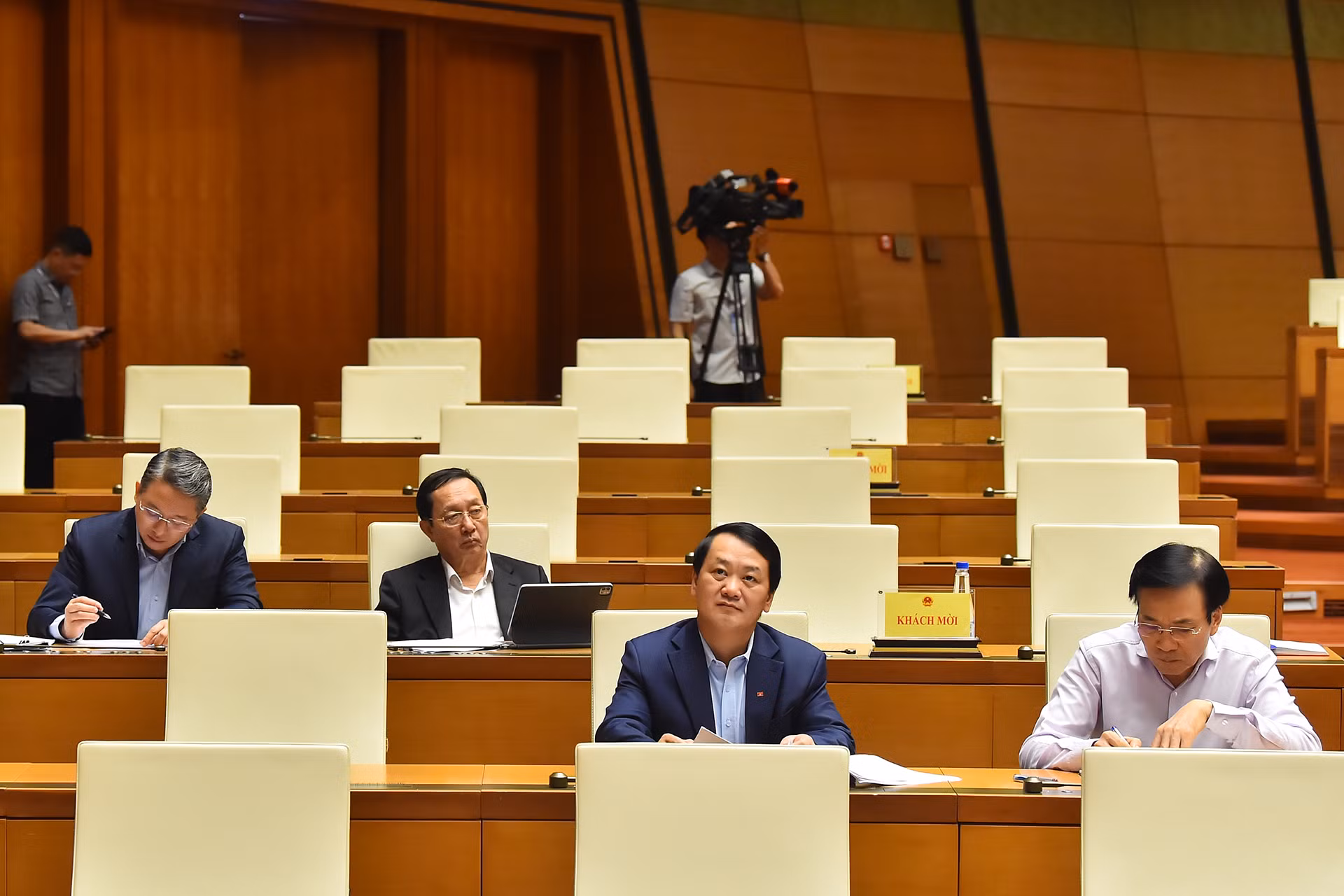 Lãnh đạo các bộ, ngành dự Phiên chất vấn và trả lời chất vấn.