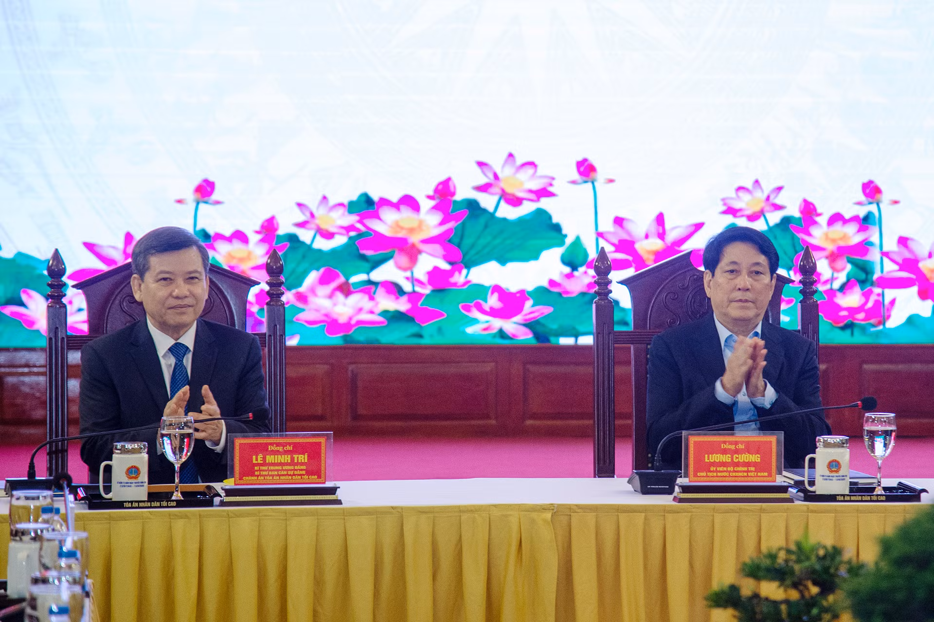Chủ tịch nước Lương Cường và Chánh án Tòa án nhân dân tối cao Lê Minh Trí tại buổi làm việc sáng 2/12.