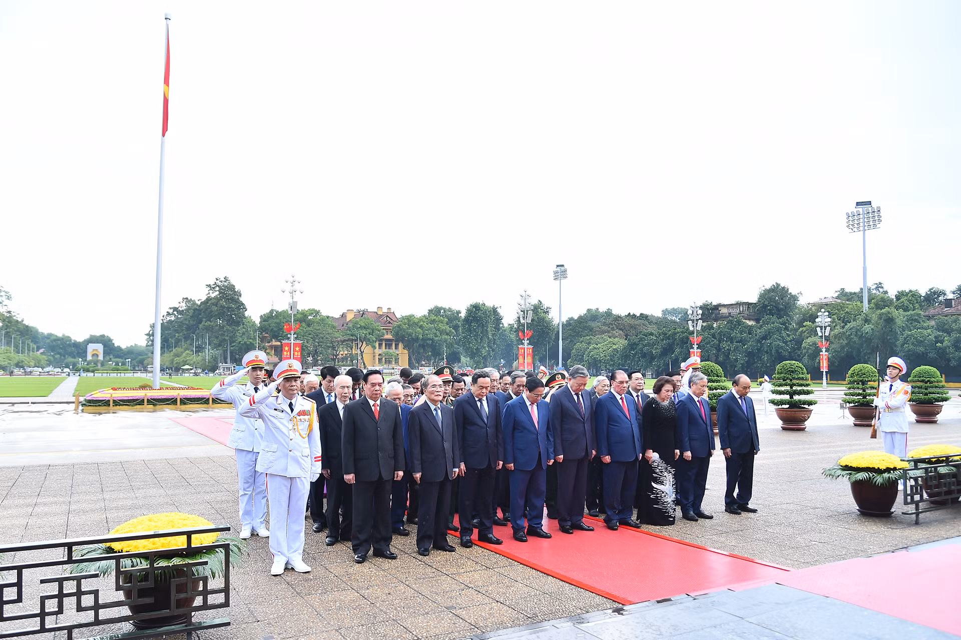 Các đồng chí lãnh đạo, nguyên lãnh đạo Đảng, Nhà nước thành kính tưởng nhớ công lao to lớn của Chủ tịch Hồ Chí Minh.