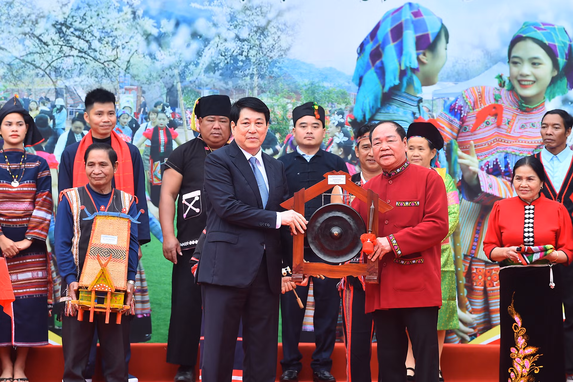 Đại diện các dân tộc trao những món quà truyền thống tặng Chủ tịch nước Lương Cường.