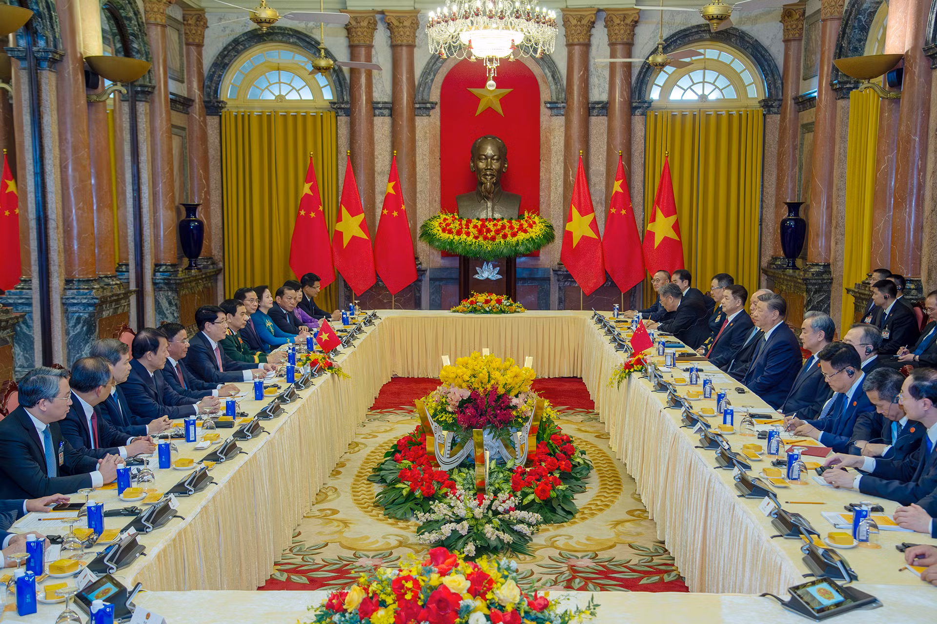 Chủ tịch nước Lương Cường hội đàm với Tổng Bí thư, Chủ tịch Trung Quốc Tập Cận Bình tại Phủ Chủ tịch. Chủ tịch nước Lương Cường hội đàm với Tổng Bí thư, Chủ tịch Trung Quốc Tập Cận Bình tại Phủ Chủ tịch.