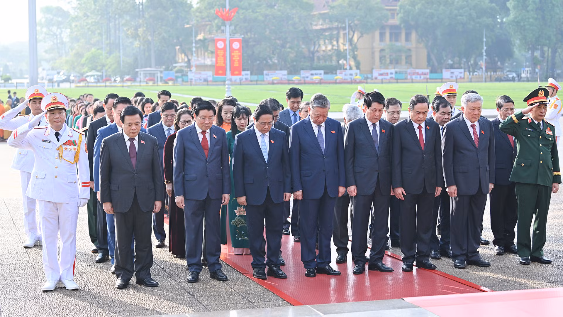 Tổng Bí thư Tô Lâm, Chủ tịch nước Lương Cường, Thủ tướng Phạm Minh Chính, Chủ tịch Quốc hội Trần Thanh Mẫn cùng các đồng chí lãnh đạo Đảng, Nhà nước, đại biểu Quốc hội thành kính tưởng nhớ Chủ tịch Hồ Chí Minh. 