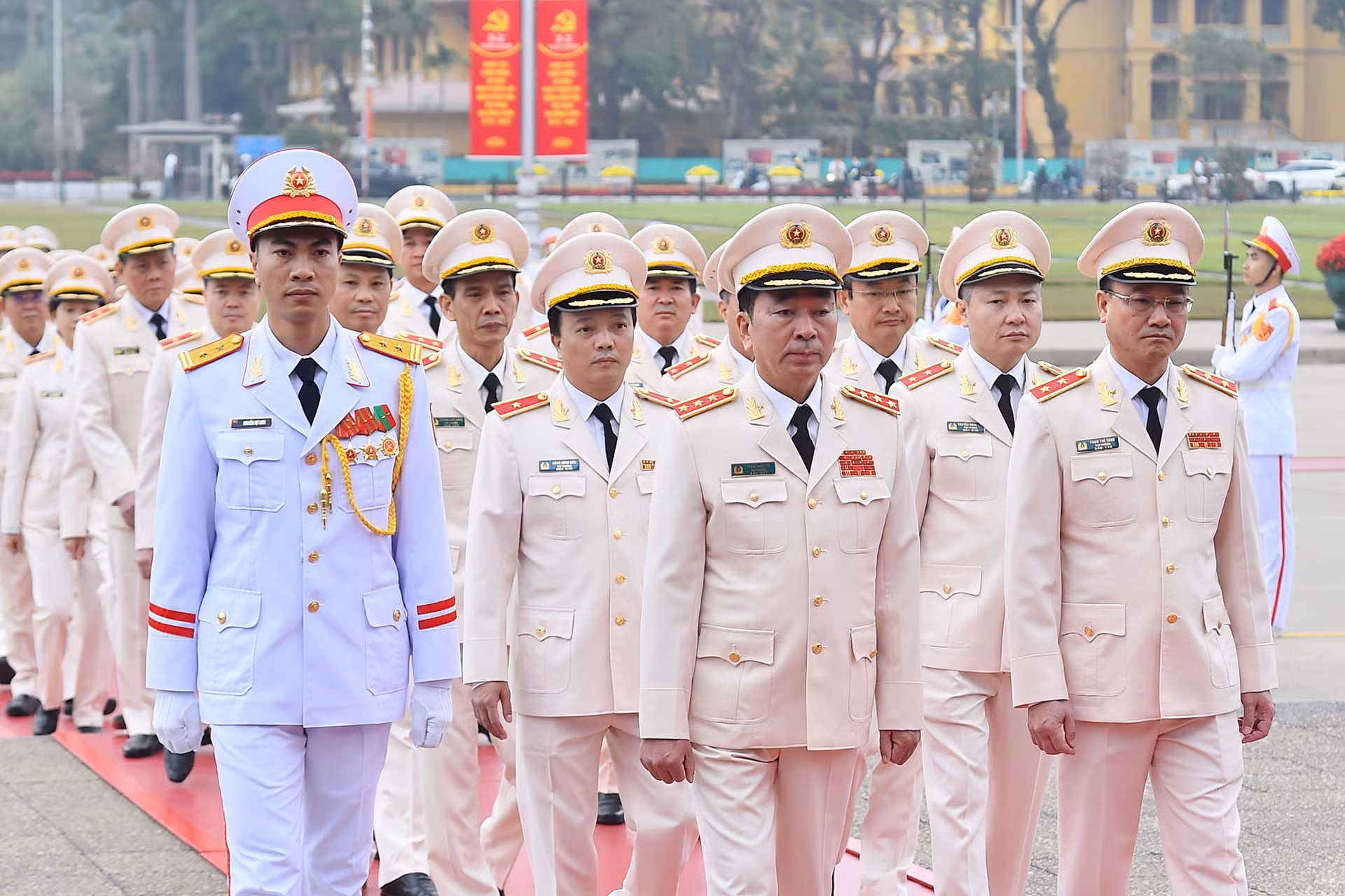 Đoàn đại biểu Đảng ủy Công an Trung ương-Bộ Công an vào Lăng viếng Chủ tịch Hồ Chí Minh. Đoàn đại biểu Đảng ủy Công an Trung ương-Bộ Công an vào Lăng viếng Chủ tịch Hồ Chí Minh.