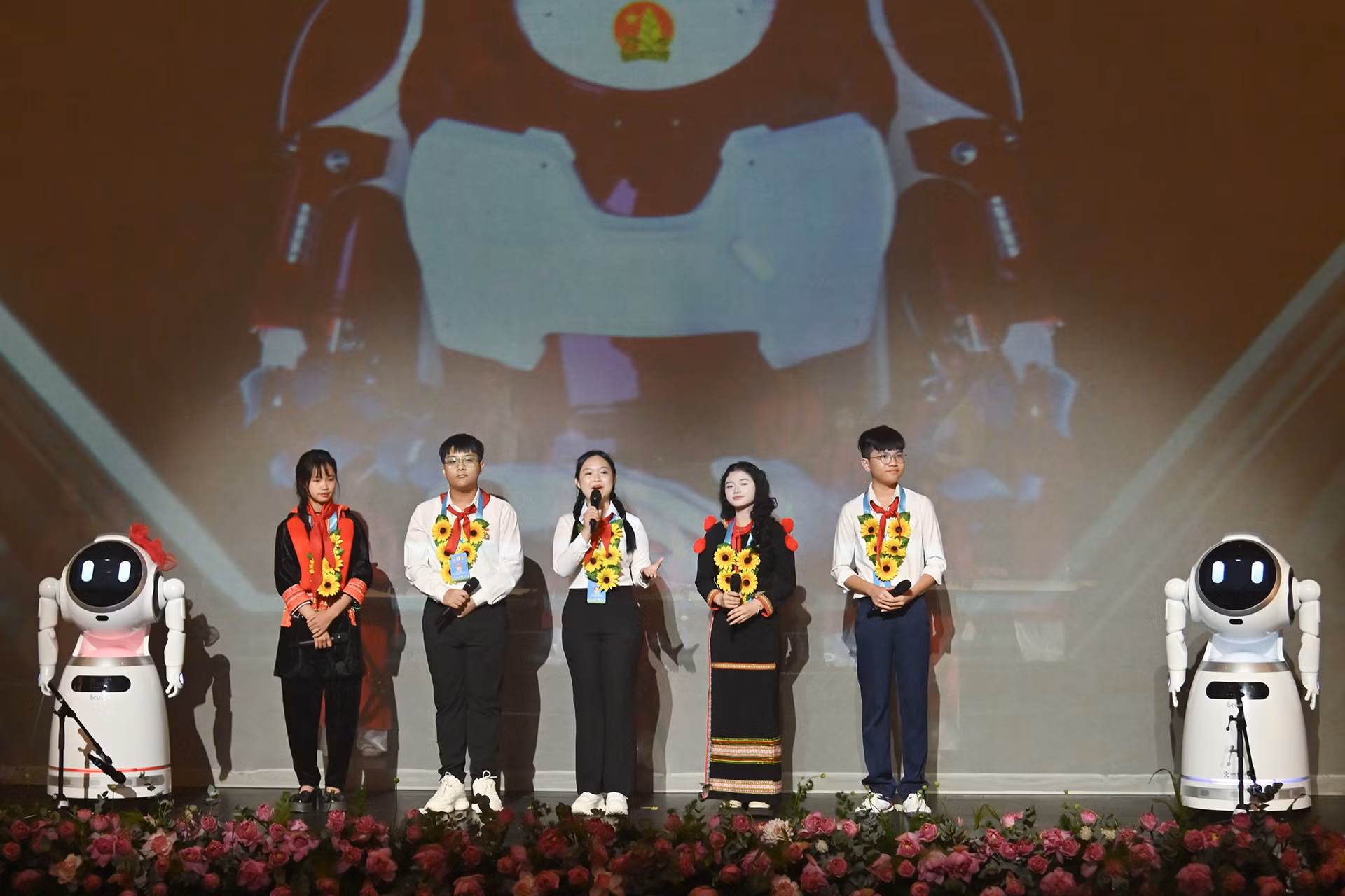 Phần giao lưu với hai bạn robot thông minh Minh Trí và Ngọc Hân của các bạn đội viên, thiếu nhi tại Lễ tuyên dương.