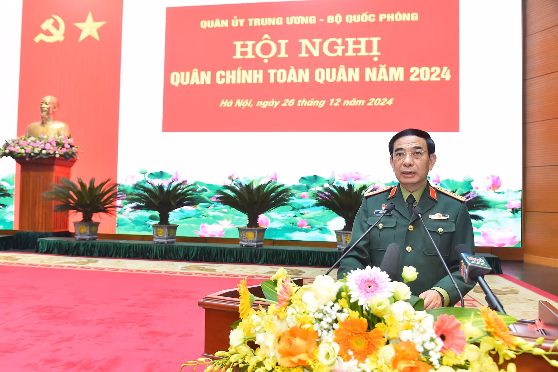 Bộ trưởng Quốc phòng Phan Văn Giang phát biểu khai mạc Hội nghị Quân chính toàn quân năm 2024. Bộ trưởng Quốc phòng Phan Văn Giang phát biểu khai mạc Hội nghị Quân chính toàn quân năm 2024.