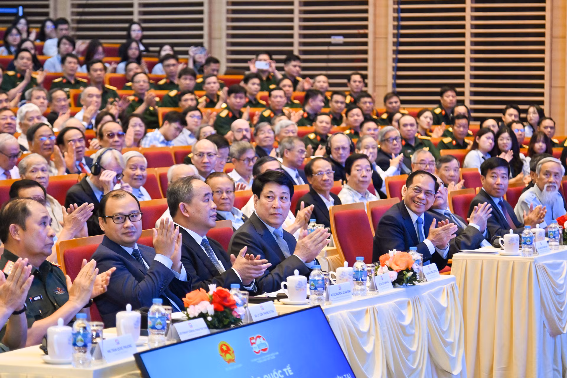 Chủ tịch nước Lương Cường cùng các đại biểu tại hội thảo.