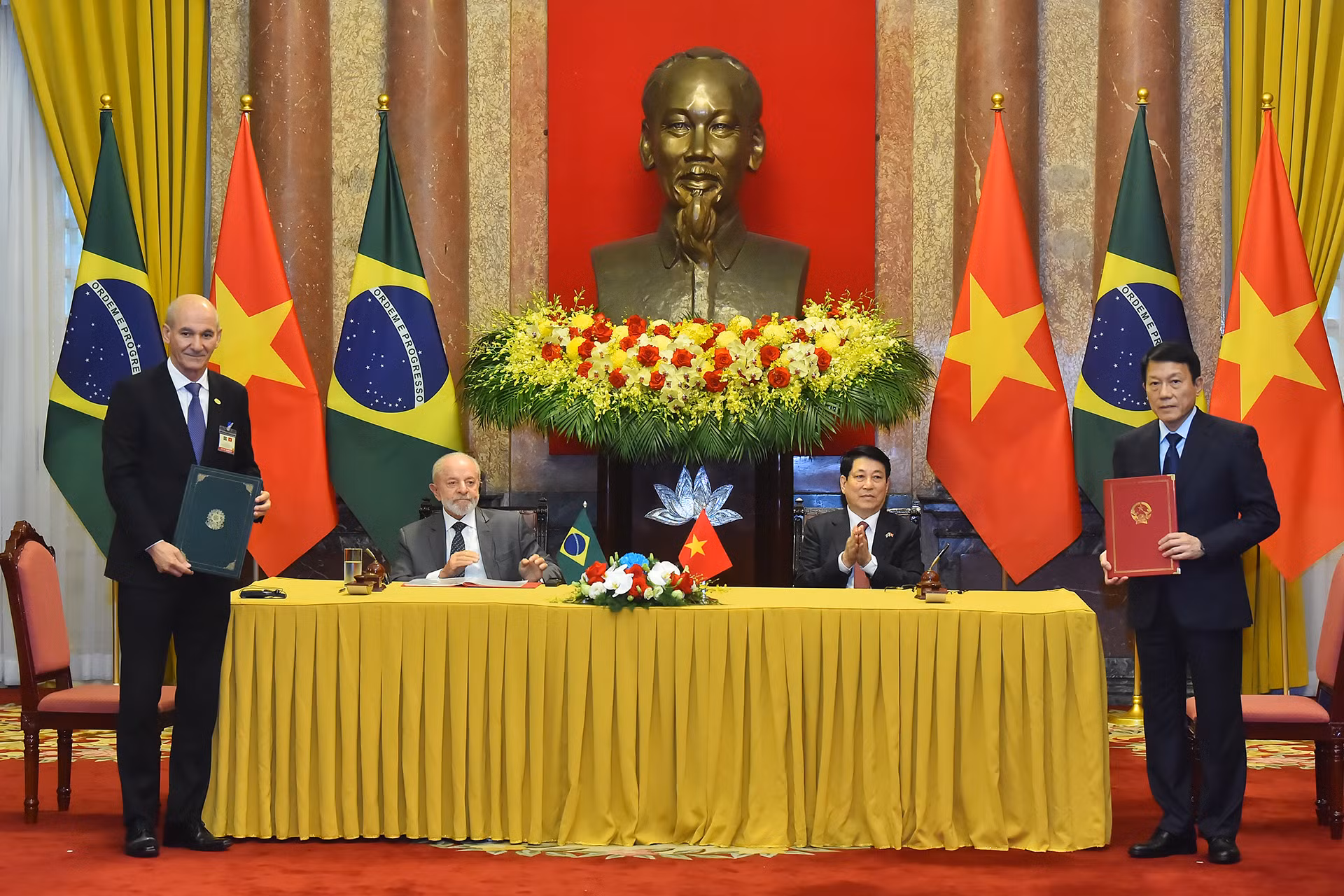 Chủ tịch nước Lương Cường và Tổng thống Brazil Luiz Inácio Lula da Silva chứng kiến lễ trao Hiệp định giữa Chính phủ nước Cộng hòa xã hội chủ nghĩa Việt Nam và Chính phủ nước Cộng hòa Liên bang Brazil về trao đổi thông tin mật.