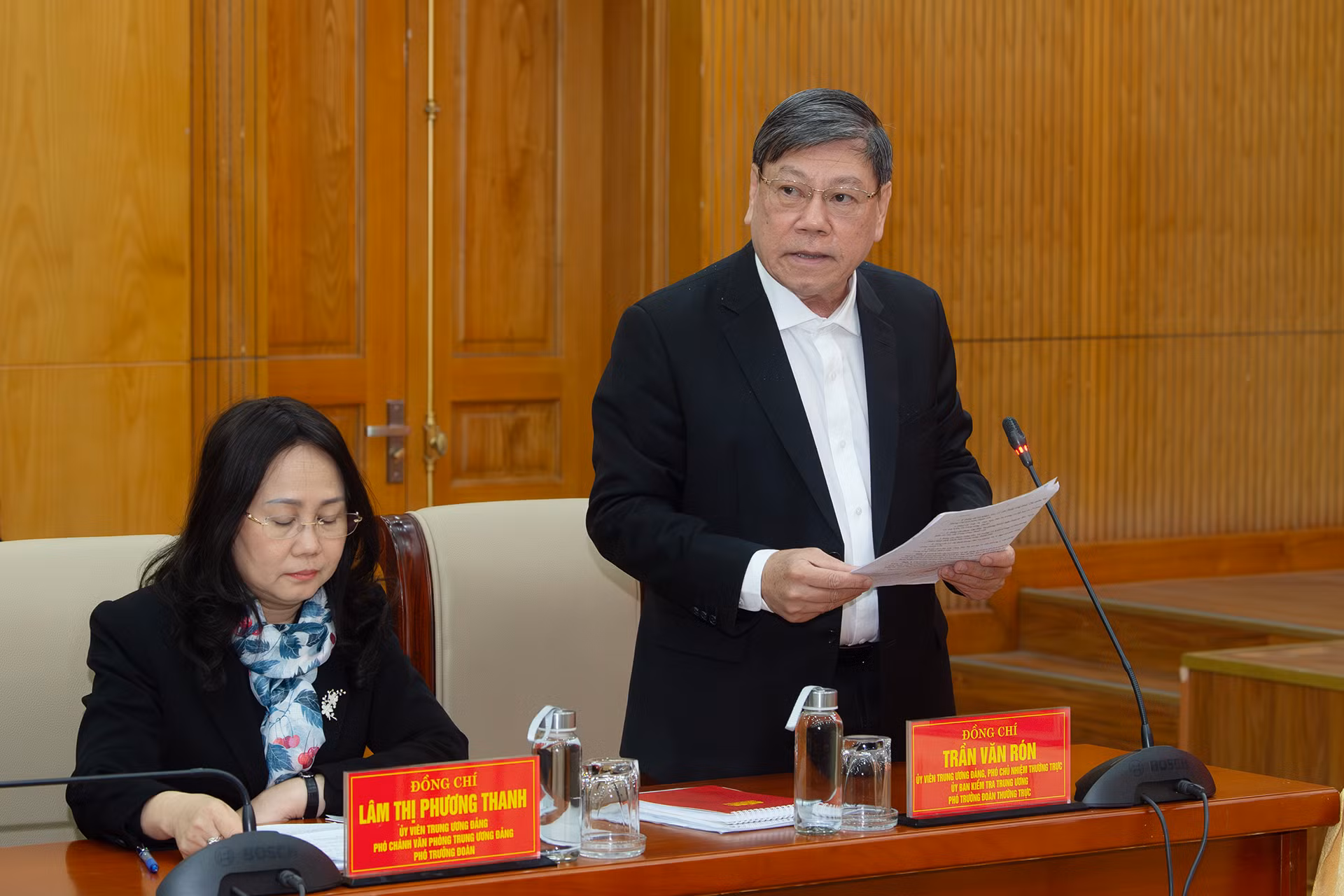 Đồng chí Trần Văn Rón, Ủy viên Trung ương Đảng, Phó Chủ nhiệm Thường trực Ủy ban Kiểm tra Trung ương, Phó Trưởng đoàn Thường trực Đoàn Kiểm tra số 1907 công bố quyết định.