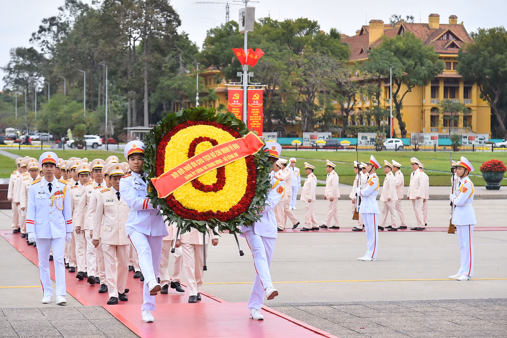 Đoàn đại biểu Đảng ủy Công an Trung ương-Bộ Công an vào Lăng viếng Chủ tịch Hồ Chí Minh.
