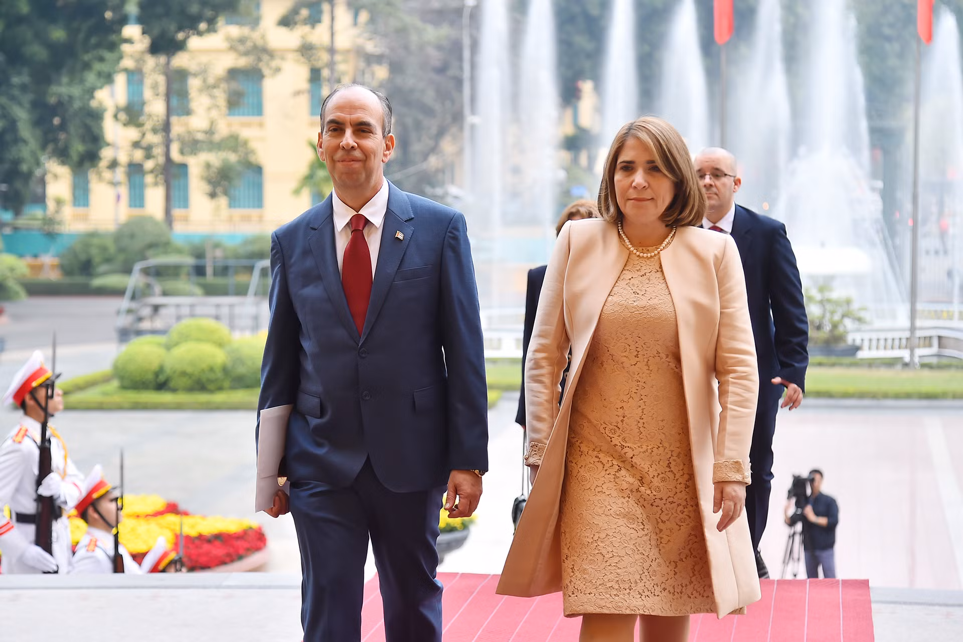 Đại sứ Cuba tại Việt Nam Rogelio Polanco Fuentes tới buổi lễ trình Quốc thư lên Chủ tịch nước Lương Cường. Đại sứ Cuba tại Việt Nam Rogelio Polanco Fuentes tới buổi lễ trình Quốc thư lên Chủ tịch nước Lương Cường.