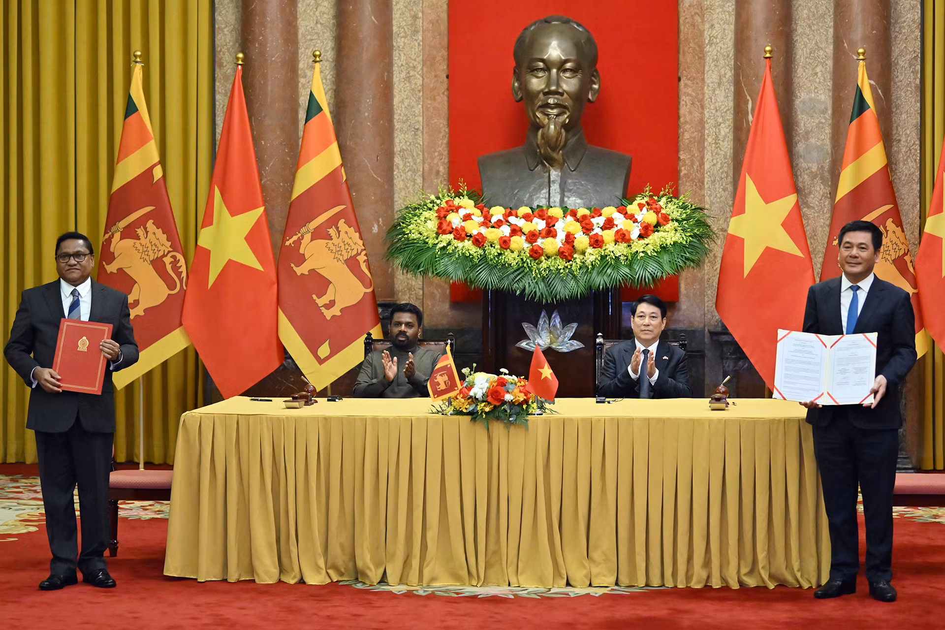 Chủ tịch nước Lương Cường và Tổng thống Sri Lanka Anura Kumara Dissanayaka chứng kiến lễ ký Bản ghi nhớ hợp tác chế tạo máy giữa Bộ Công thương nước Cộng hòa xã hội chủ nghĩa Việt Nam và Bộ Công nghiệp & Phát triển Doanh nghiệp nước Cộng hòa xã hội chủ nghĩa dân chủ Sri Lanka. Chủ tịch nước Lương Cường và Tổng thống Sri Lanka Anura Kumara Dissanayaka chứng kiến lễ ký Bản ghi nhớ hợp tác chế tạo máy giữa Bộ Công thương nước Cộng hòa xã hội chủ nghĩa Việt Nam và Bộ Công nghiệp & Phát triển Doanh nghiệp nước Cộng hòa xã hội chủ nghĩa dân chủ Sri Lanka.