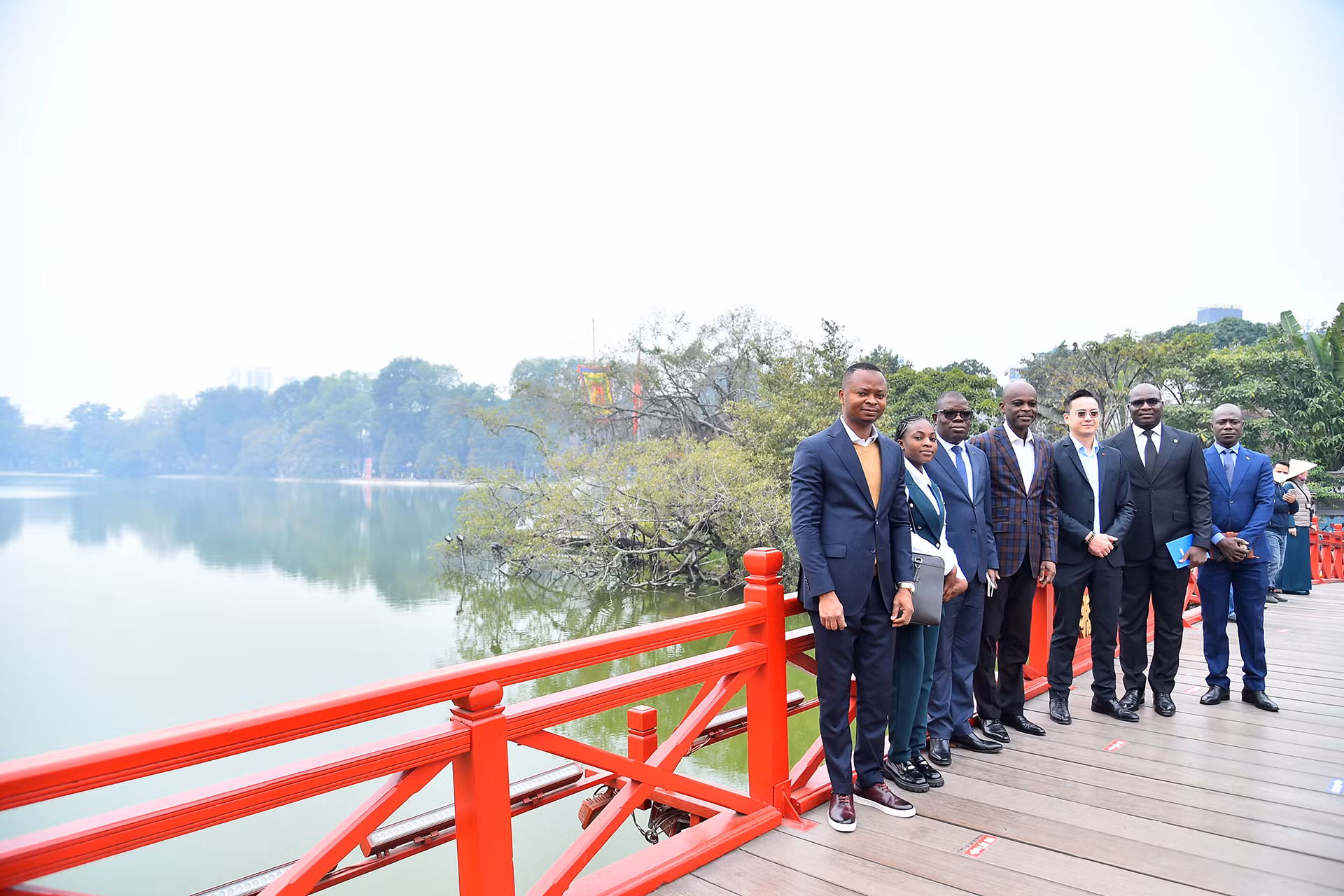 Bộ trưởng Ngoại giao Togo Robert Dussey cùng các thành viên trong đoàn tại cầu Thê Húc bên hồ Hoàn Kiếm.