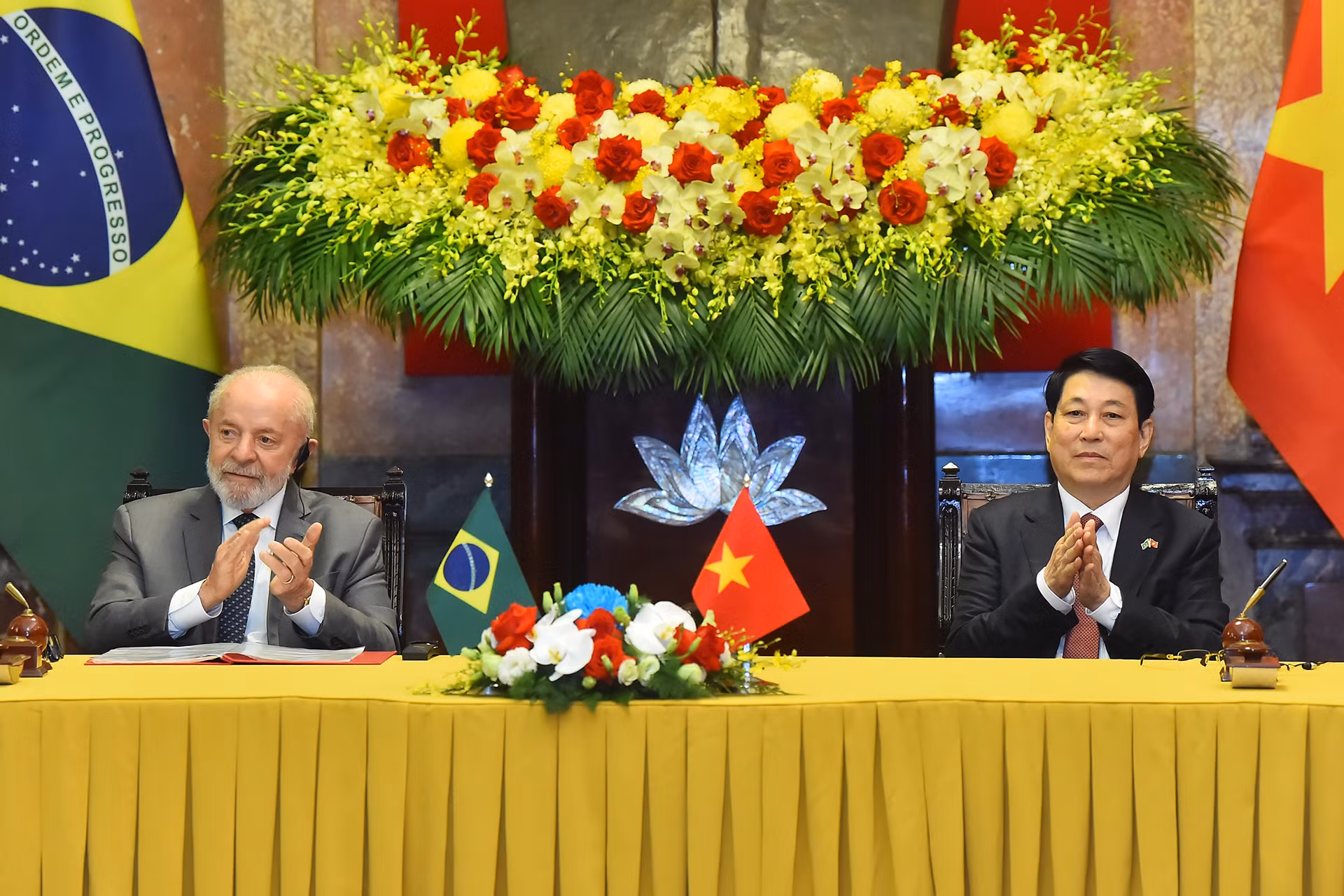 Chủ tịch nước Lương Cường và Tổng thống Brazil Luiz Inácio Lula da Silva tại lễ trao biên bản thoả thuận giữa hai nước.