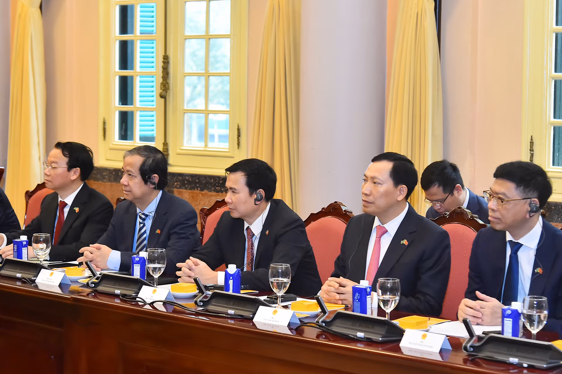 Các đại biểu Việt Nam tham dự hội đàm.