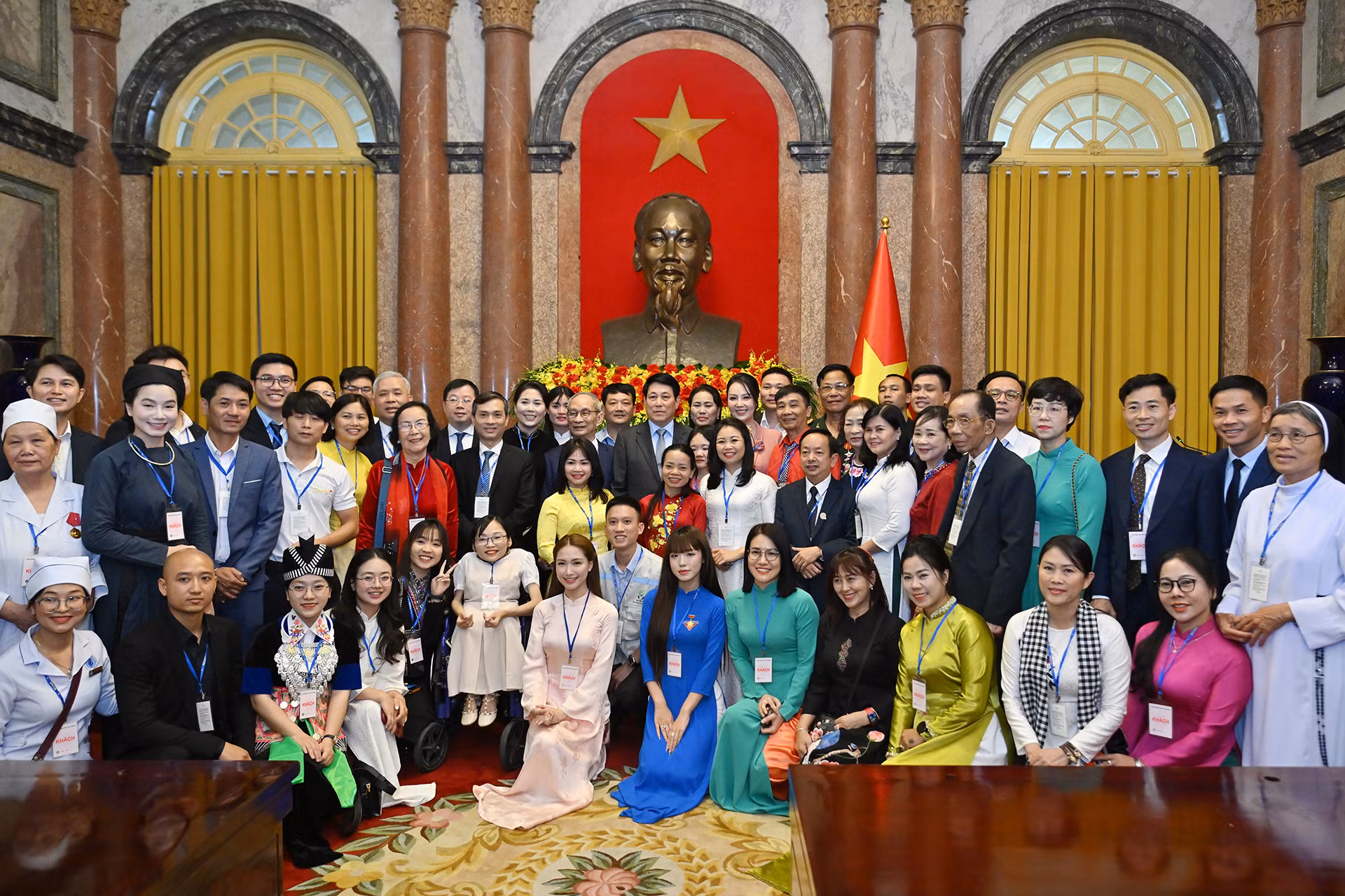 Chủ tịch nước Lương Cường với các điển hình tiêu biểu Chương trình Việc tử tế và các đại biểu tại buổi gặp mặt.