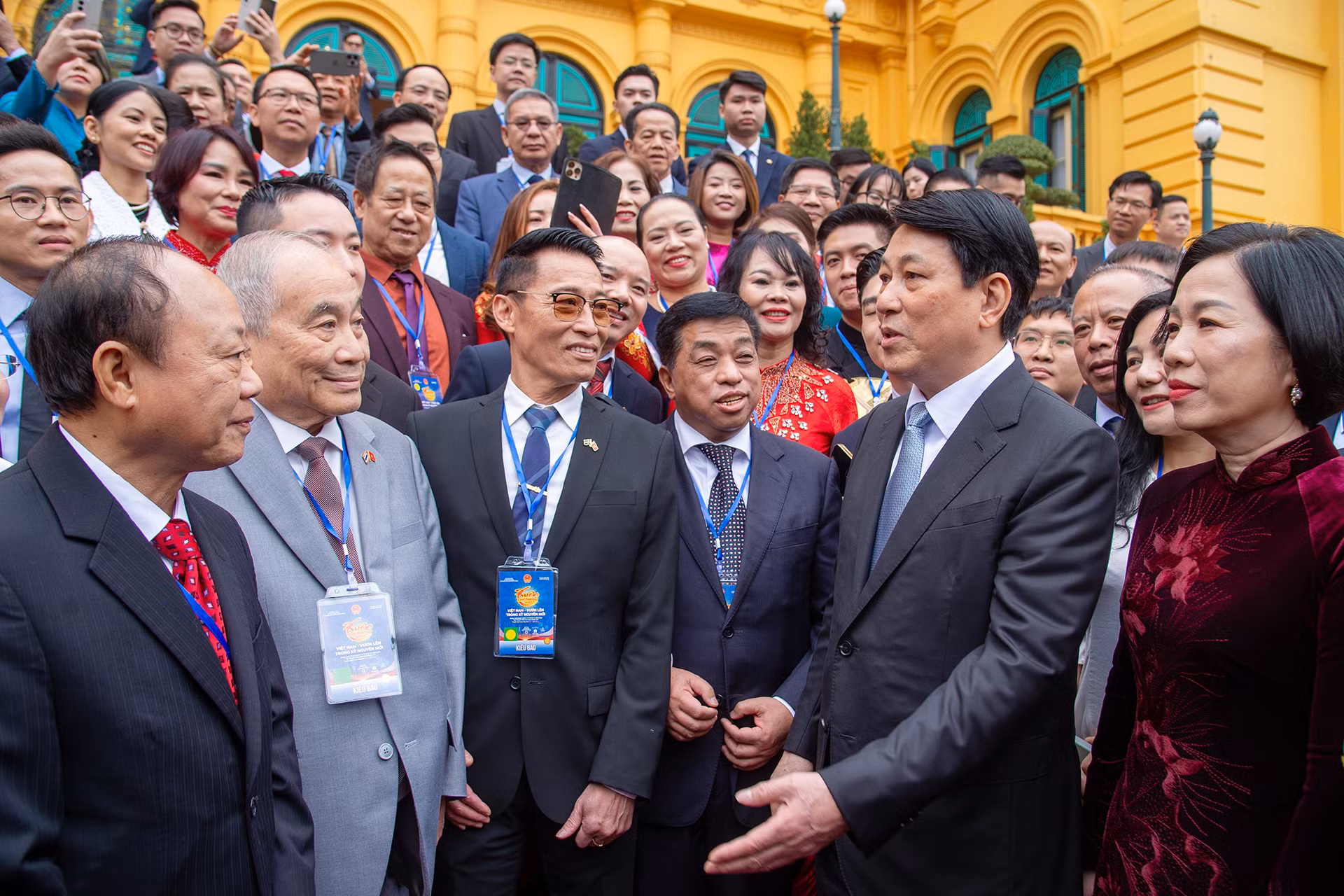 Chủ tịch nước Lương Cường và Phu nhân cùng đoàn kiều bào về thăm quê hương nhân dịp Tết Nguyên đán Ất Tỵ. Chủ tịch nước Lương Cường và Phu nhân cùng đoàn kiều bào về thăm quê hương nhân dịp Tết Nguyên đán Ất Tỵ.