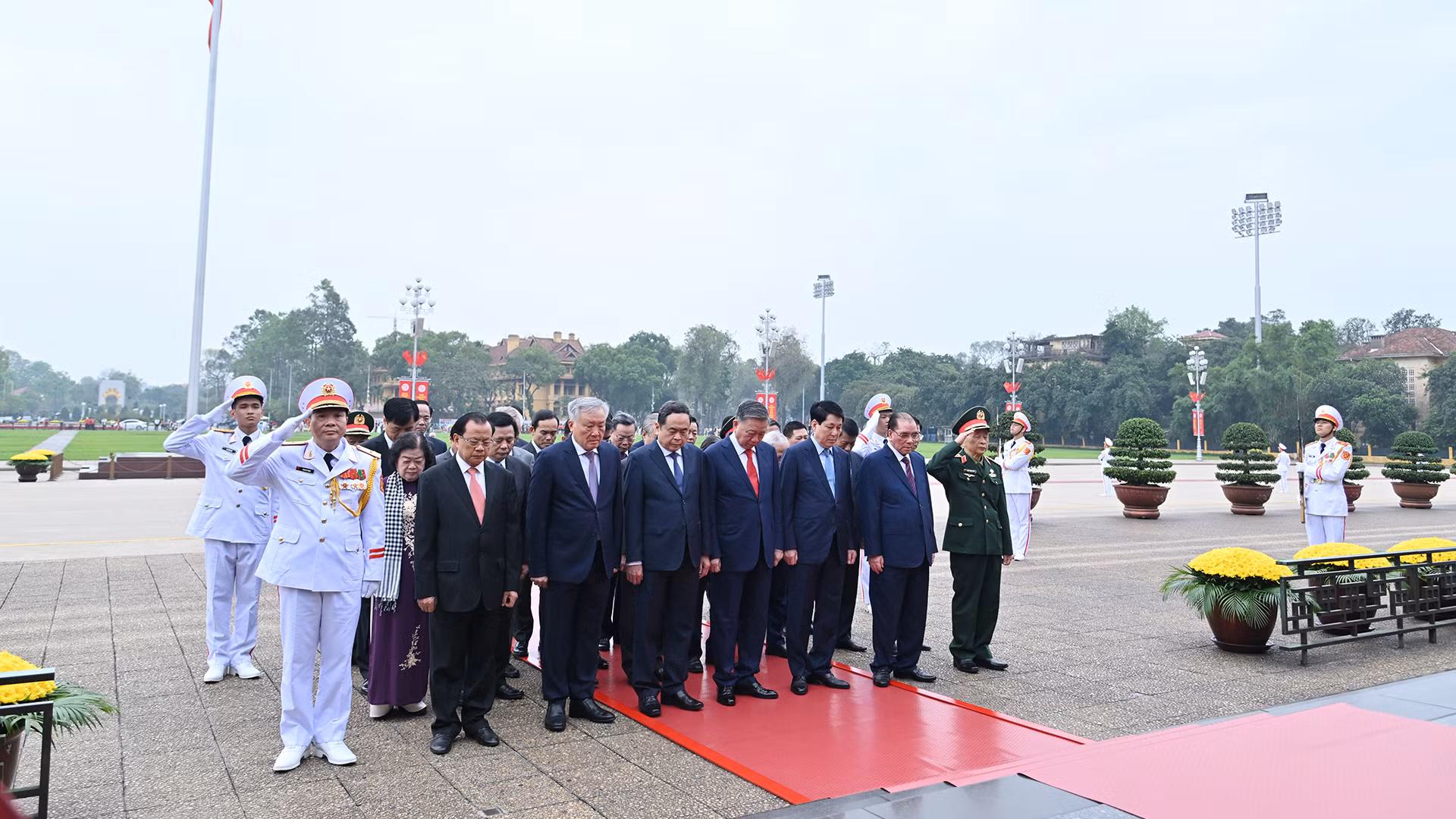 Các đồng chí lãnh đạo, nguyên lãnh đạo Đảng, Nhà nước thành kính tưởng nhớ công lao to lớn của Chủ tịch Hồ Chí Minh.