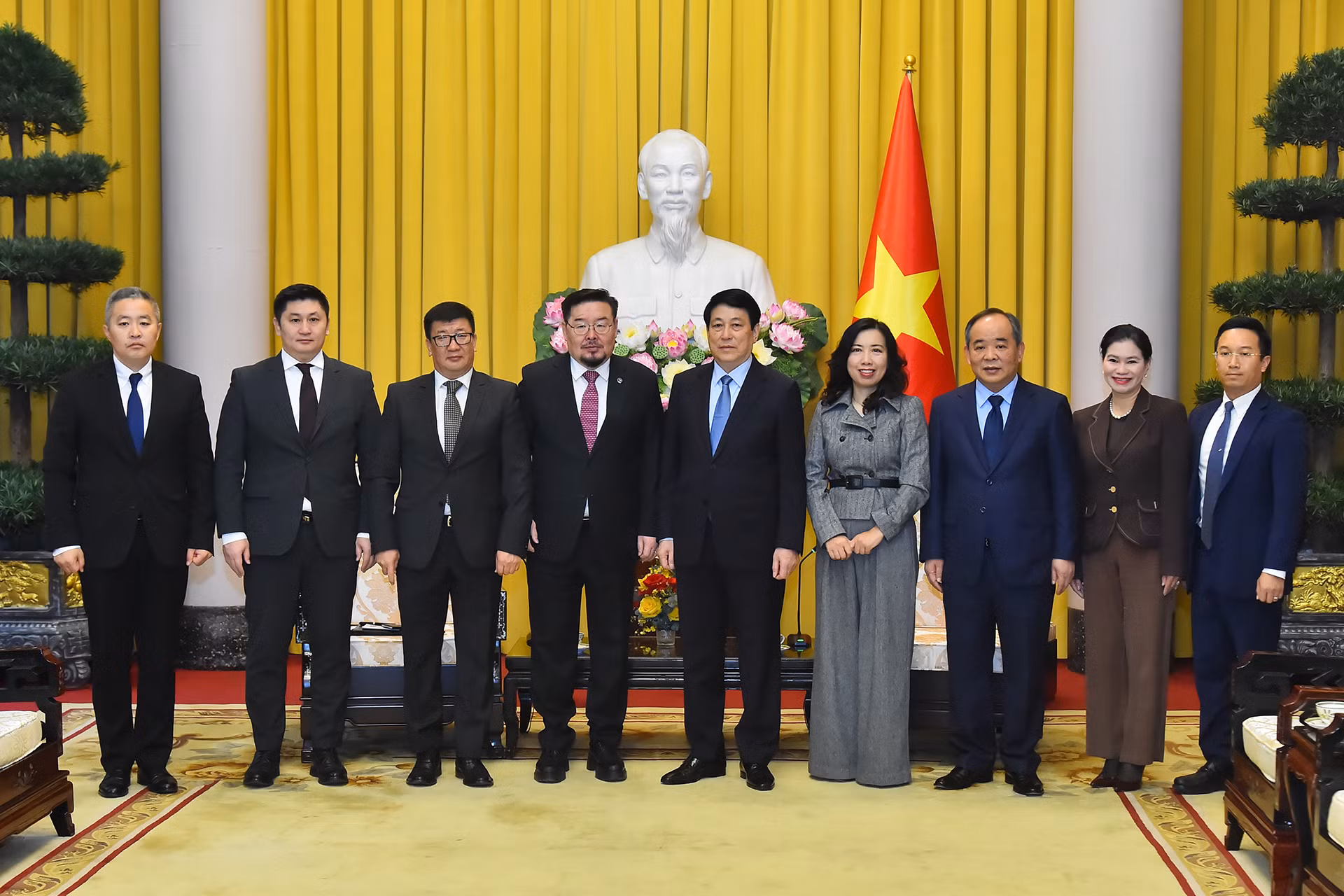 Chủ tịch nước Lương Cường và Chánh Văn phòng Tổng thống Mông Cổ Gombojav Zandanshatar cùng các đại biểu tham dự buổi tiếp tại Phủ Chủ tịch.