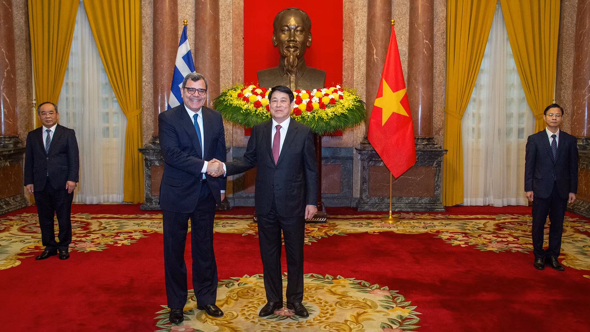 Chủ tịch nước Lương Cường và Đại sứ Cộng hòa Hy Lạp Antonios Papakostas tại buổi lễ trình Quốc thư.