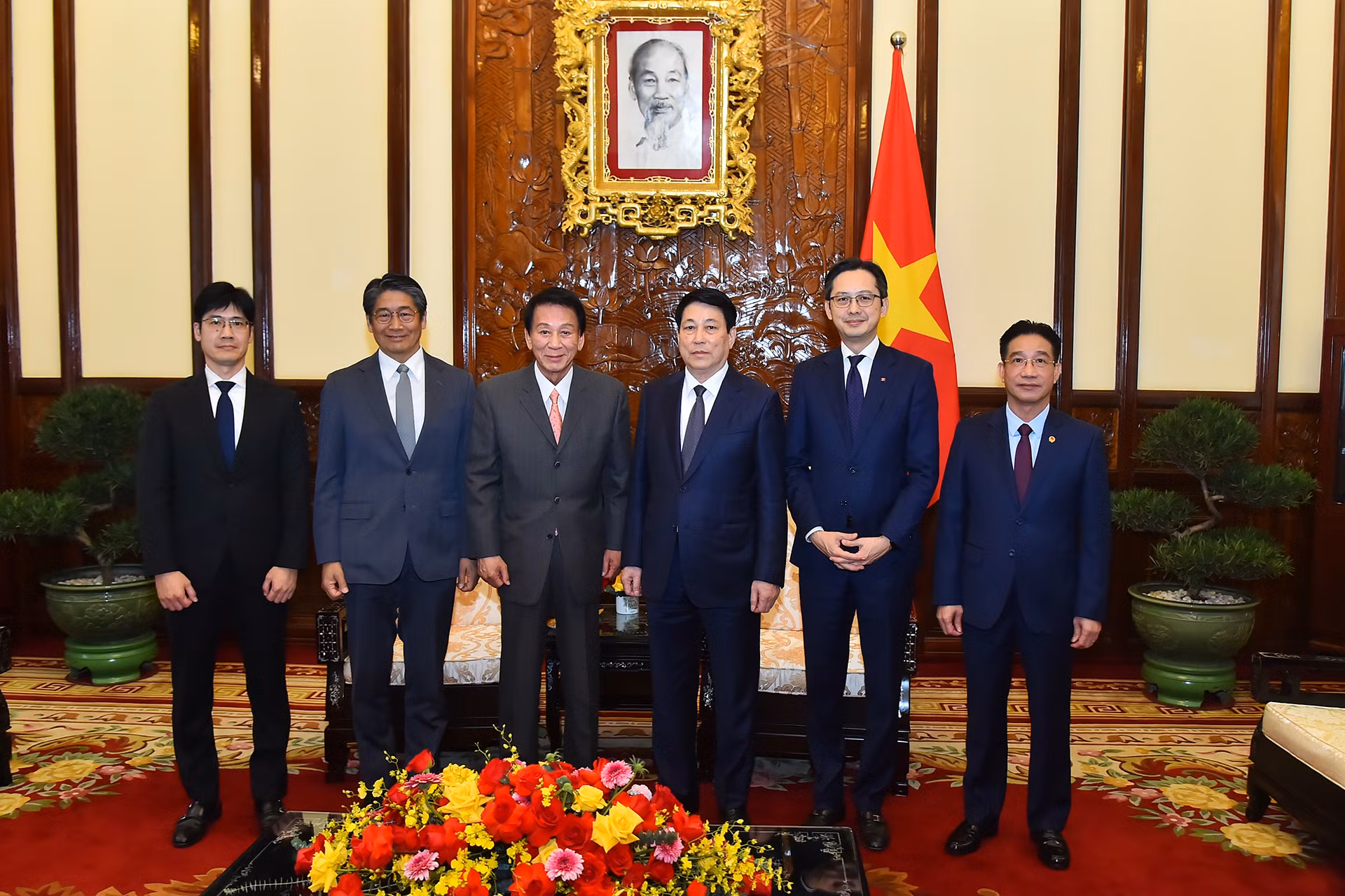 Chủ tịch nước Lương Cường và nguyên Đại sứ đặc biệt Việt Nam-Nhật Bản Sugi Ryotaro cùng các đại biểu tại buổi tiếp.