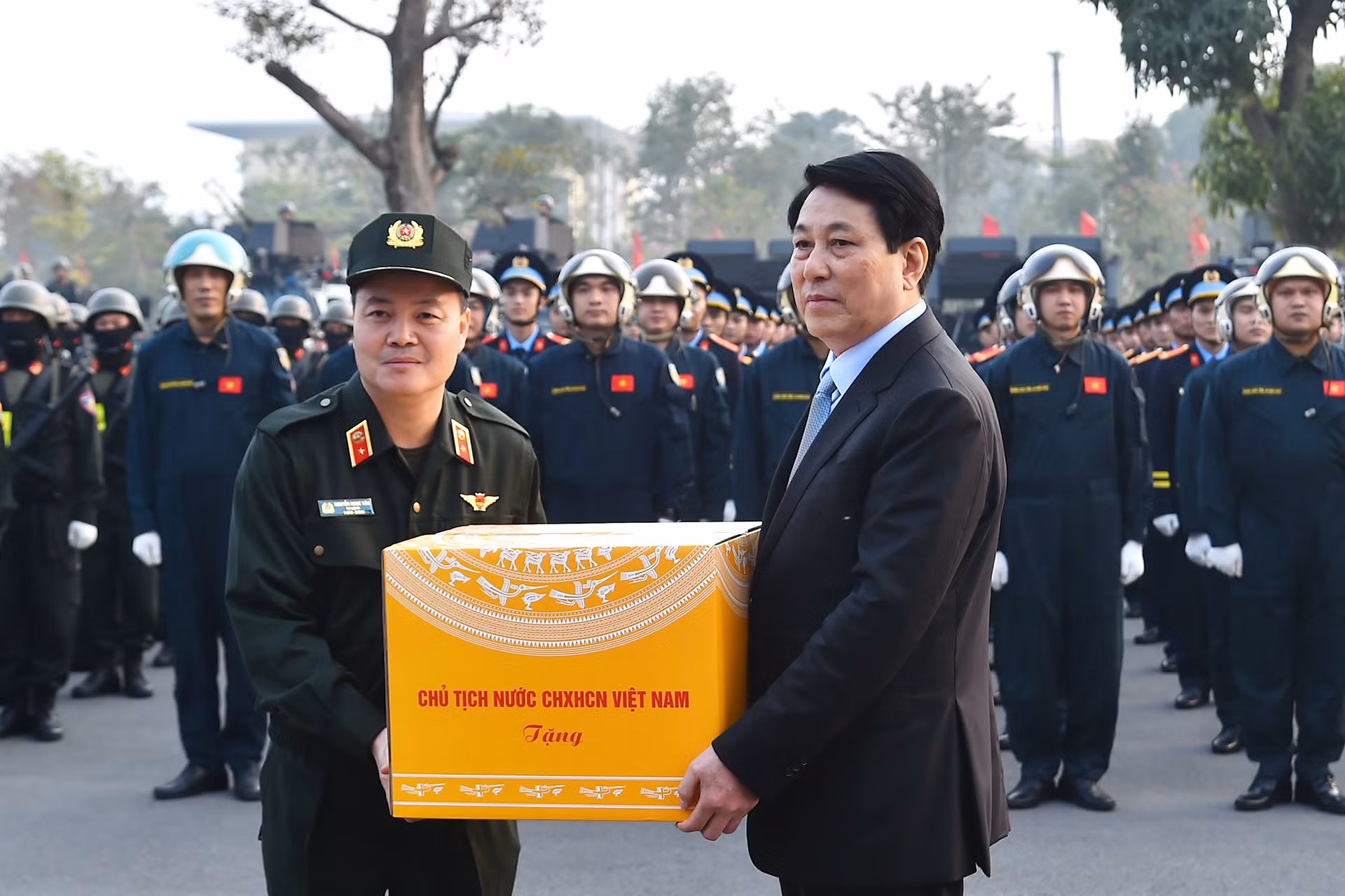 Chủ tịch nước Lương Cường trao quà, tặng Bộ Tư lệnh Cảnh sát cơ động. Chủ tịch nước Lương Cường trao quà, tặng Bộ Tư lệnh Cảnh sát cơ động.