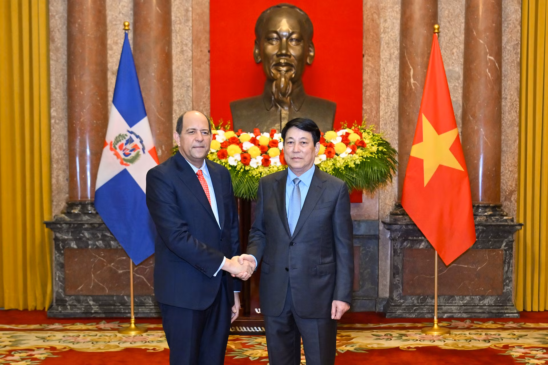 Chủ tịch nước Lương Cường và Đại sứ Cộng hòa Dominicana tại Việt Nam Reinaldo Rafael Espinal Nunez tại lễ trình Quốc thư.