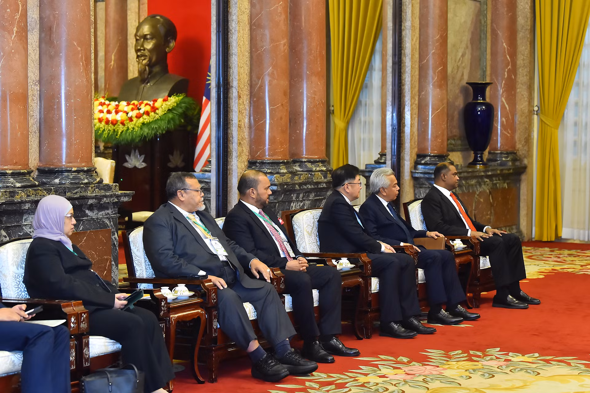 Các đại biểu tháp tùng Thủ tướng Malaysia Anwar Ibrahim tham dự buổi tiếp.