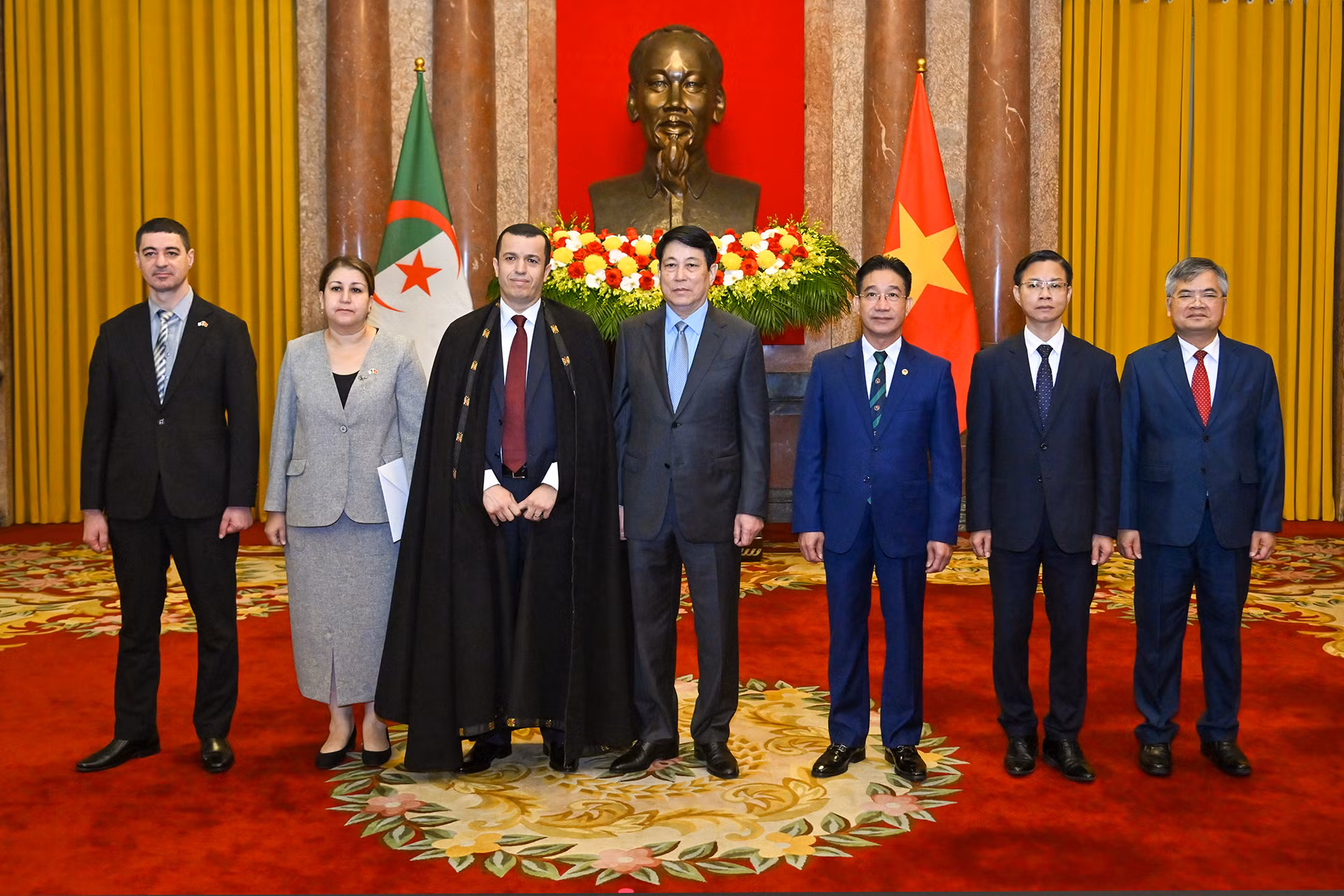 Chủ tịch nước Lương Cường và Đại sứ Cộng hòa Algeria Dân chủ và Nhân dân tại Việt Nam Azeddine Bechka cùng các đại biểu tại lễ trình Quốc thư.