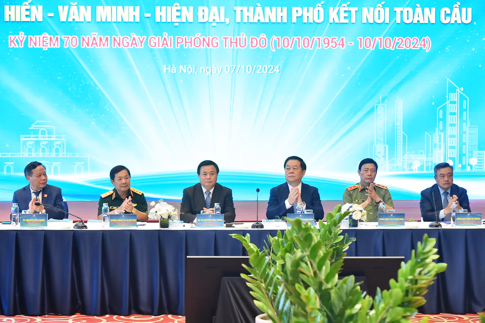 Giám đốc Học viện Chính trị quốc gia Hồ Chí Minh Nguyễn Xuân Thắng, Trưởng Ban Tuyên giáo Trung ương Nguyễn Trọng Nghĩa cùng các đồng chí lãnh đạo Bộ Quốc phòng, Bộ Công an, thành phố Hà Nội chủ trì hội thảo.