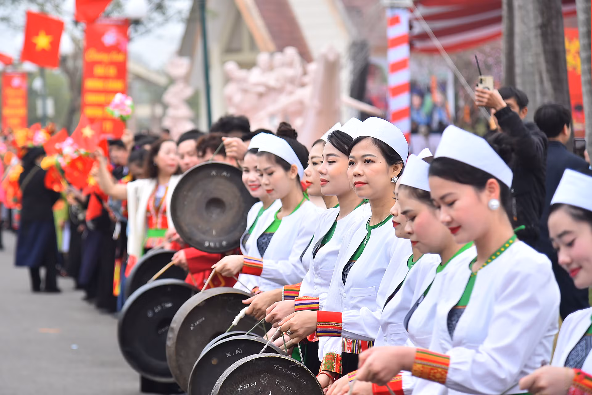 Đồng bào các dân tộc đón chào Chủ tịch nước Lương Cường và các đồng chí lãnh đạo Đảng, Nhà nước tới dự Ngày hội.