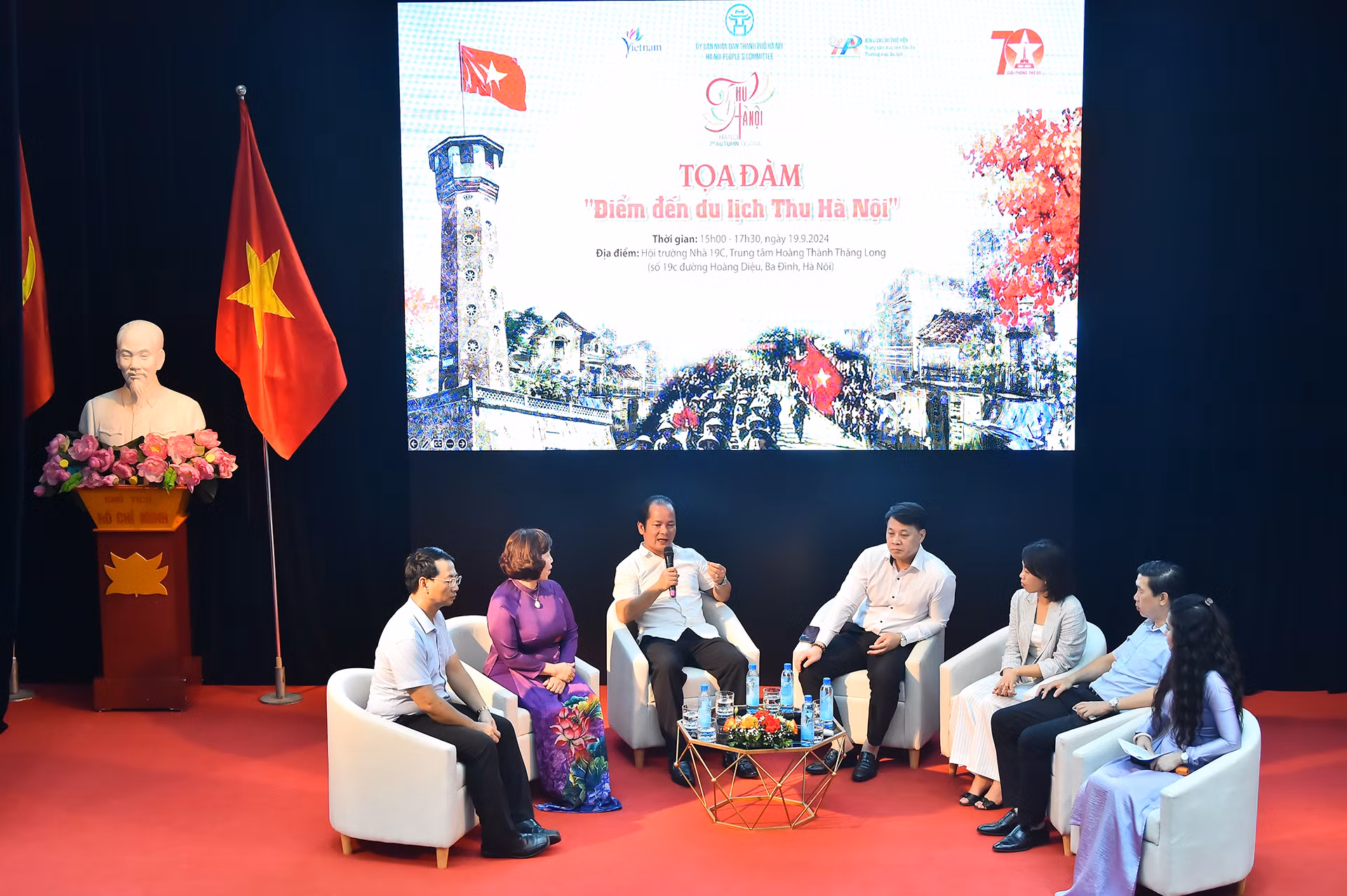 Tiếp đó, các diễn giả là những nhà quản lý du lịch, những người làm du lịch đã dành thời gian để trao đổi, đóng góp thêm những ý kiến nhằm góp phần phát triển du lịch Hà Nội, đặc biệt là du lịch vào mùa thu. Tiếp đó, các diễn giả là những nhà quản lý du lịch, những người làm du lịch đã dành thời gian để trao đổi, đóng góp thêm những ý kiến nhằm góp phần phát triển du lịch Hà Nội, đặc biệt là du lịch vào mùa thu.