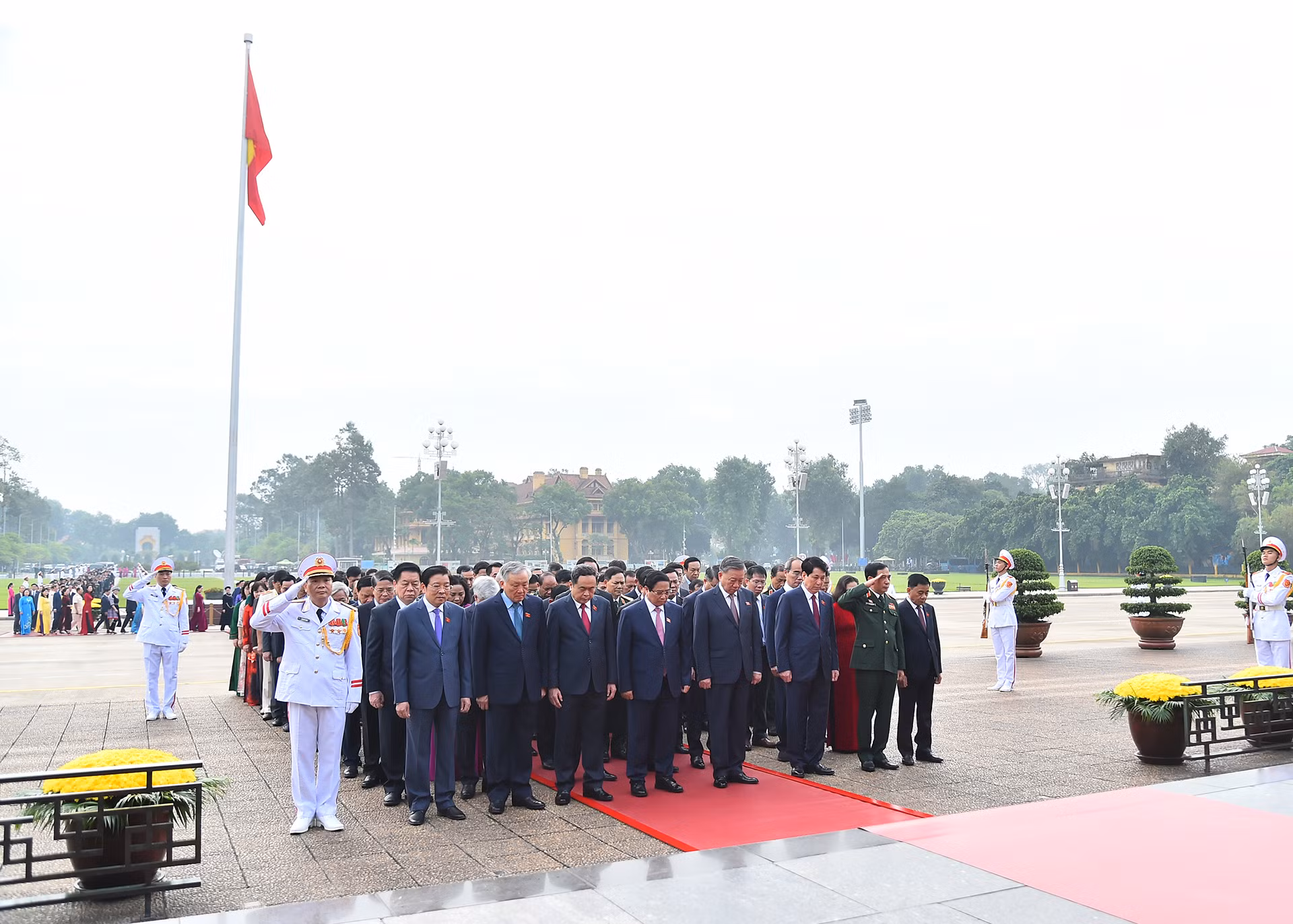 Tổng Bí thư, Chủ tịch nước Tô Lâm; Thủ tướng Phạm Minh Chính; Chủ tịch Quốc hội Trần Thanh Mẫn; Thường trực Ban Bí thư Lương Cường cùng các đồng chí lãnh đạo Đảng, Nhà nước, đại biểu Quốc hội thành kính tưởng nhớ Chủ tịch Hồ Chí Minh.