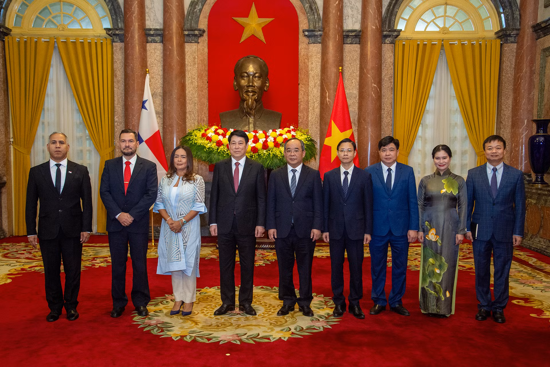 Chủ tịch nước Lương Cường và Đại sứ Cộng hòa Panama Nubiela Yanarith Ayala Modes cùng các đại biểu tại buổi lễ trình Quốc thư.